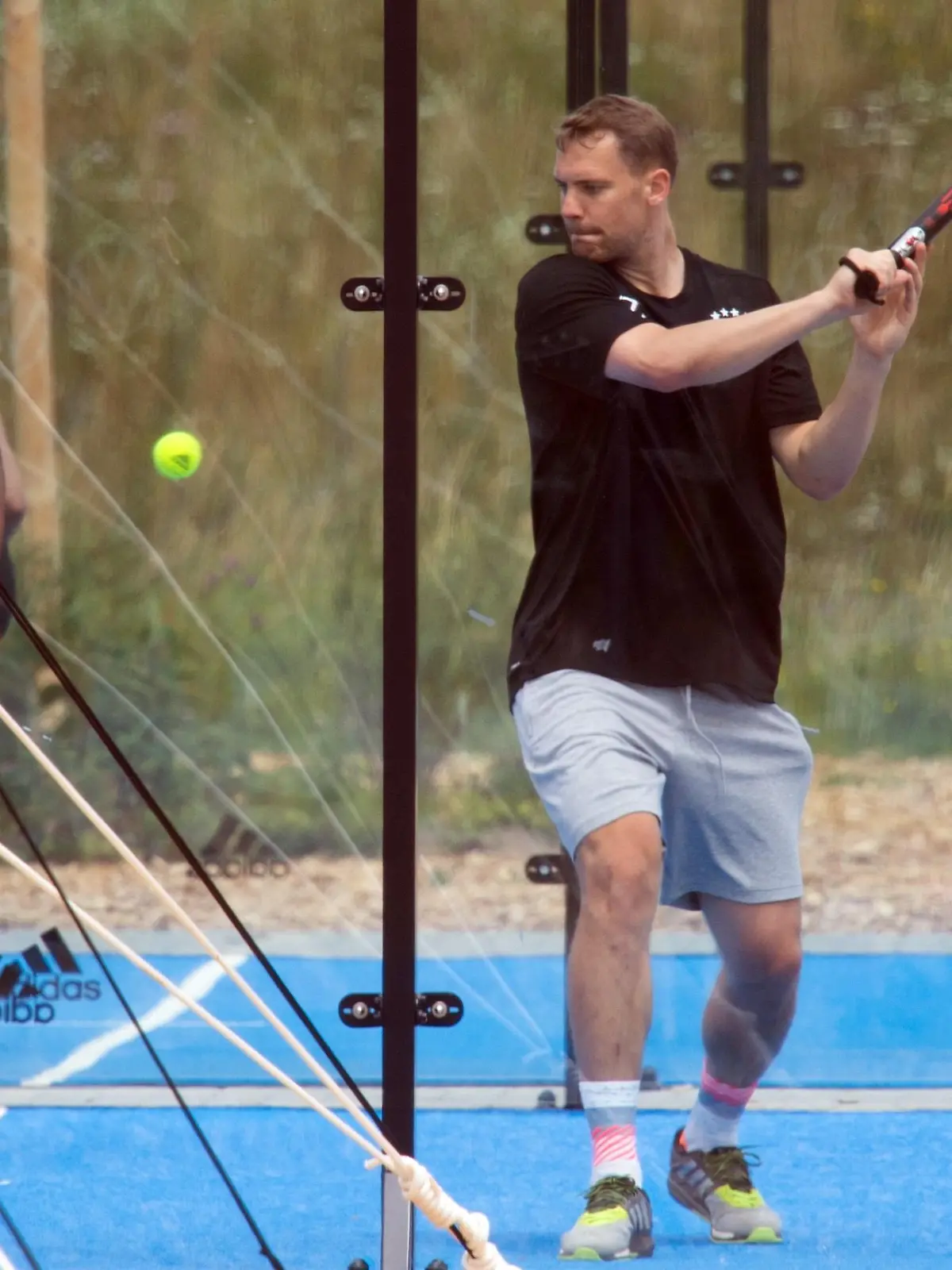 Manuel Neuer beim Padel-Tennis.