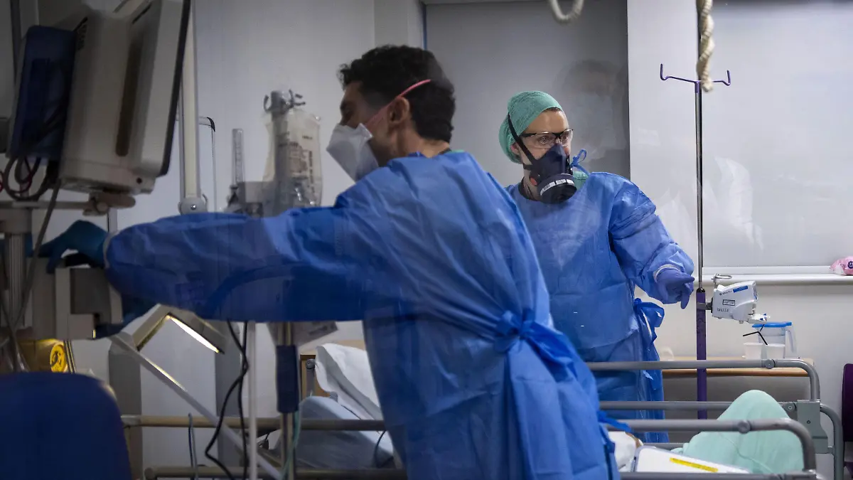 Ein an Covid-19 erkrankter Patient wird in Großbritannien auf der Intensivstation betreut (Symboldbild)