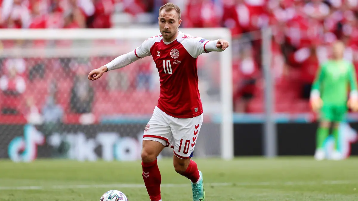 12.06.2021, Dänemark, Kopenhagen: Fußball: EM, Vorrunde, Gruppe B, 1. Spieltag Dänemark - Finnland im Telia Parken. Christian Eriksen von Dänemark spielt den Ball. Eriksen war in der 1. Halbzeit auf dem Platz zusammengebrochen. Important: For editorial news reporting purposes only. Not used for commercial or marketing purposes without prior written approval of UEFA. Images must appear as still images and must not emulate match action video footage. Photographs published in online publications (whether via the Internet or otherwise) shall have an interval of at least 20 seconds between the posting. Foto: Wolfgang Rattay/POOL REUTERS/AP/dpa +++ dpa-Bildfunk +++