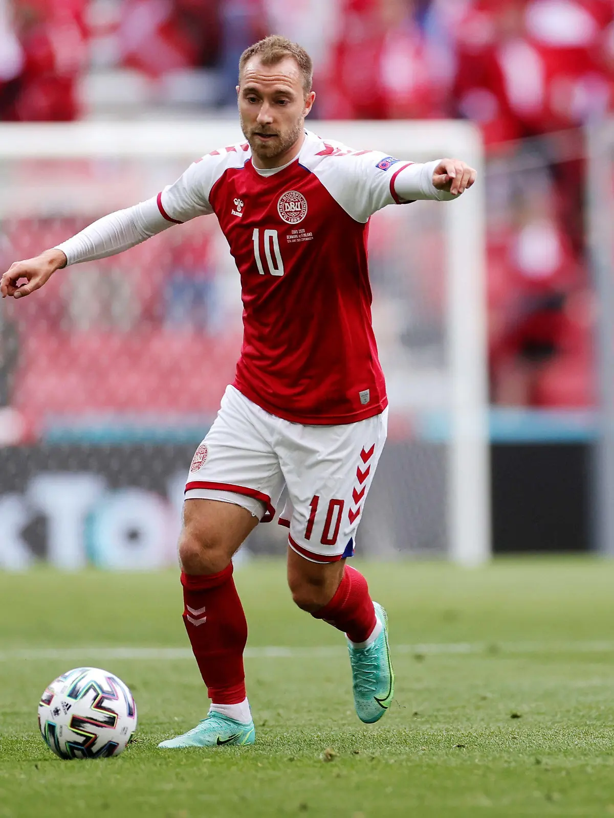 12.06.2021, Dänemark, Kopenhagen: Fußball: EM, Vorrunde, Gruppe B, 1. Spieltag Dänemark - Finnland im Telia Parken. Christian Eriksen von Dänemark spielt den Ball. Eriksen war in der 1. Halbzeit auf dem Platz zusammengebrochen. Important: For editorial news reporting purposes only. Not used for commercial or marketing purposes without prior written approval of UEFA. Images must appear as still images and must not emulate match action video footage. Photographs published in online publications (whether via the Internet or otherwise) shall have an interval of at least 20 seconds between the posting. Foto: Wolfgang Rattay/POOL REUTERS/AP/dpa +++ dpa-Bildfunk +++