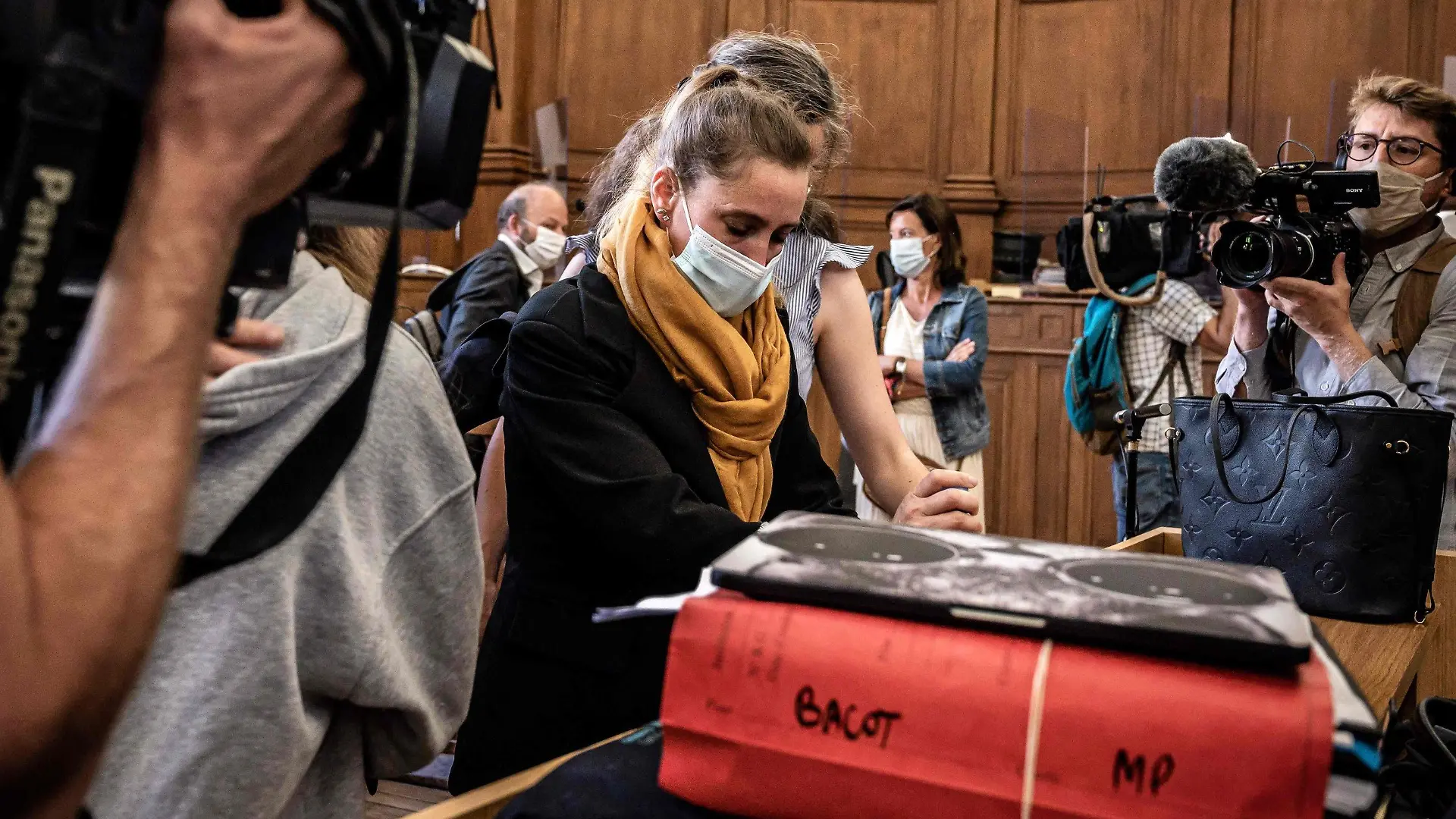 21.06.2021, Frankreich, Chalon-Sur-Saône: Die Angeklagte Valerie Bacot (M) kommt flankiert von ihrer Familie und umgeben von Journalisten im Gerichtsgebäude an. Der Prozess gegen Bacot wegen der Tötung ihres Stiefvaters und späteren Ehemannes, der sie bedroht, zur Prostitution gezwungen und wiederholt vergewaltigt haben soll, hat begonnen. In einer Petition forderten bereits mehr als 600 000 Franzosen Freiheit für die gepeinigte Angeklagte. Foto: Jeff Pachoud/AFP/dpa +++ dpa-Bildfunk +++