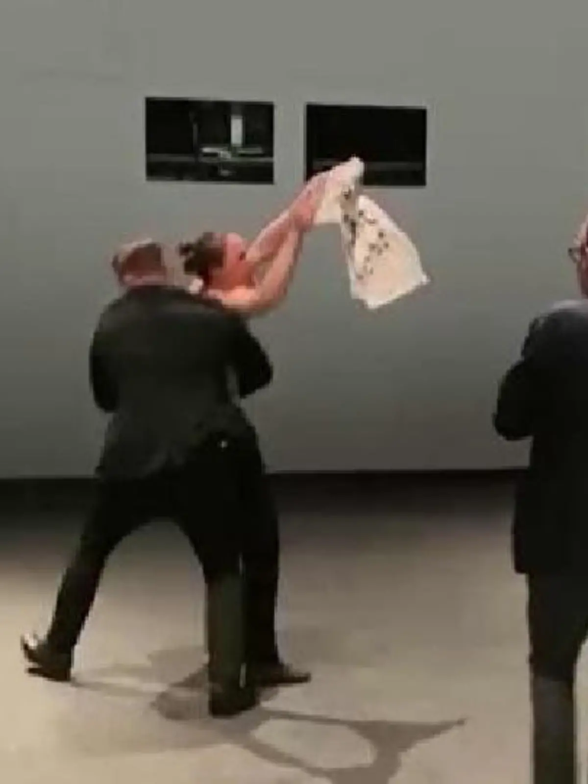 Aktivistin protestiert nackt auf VW-Hauptversammlung.
