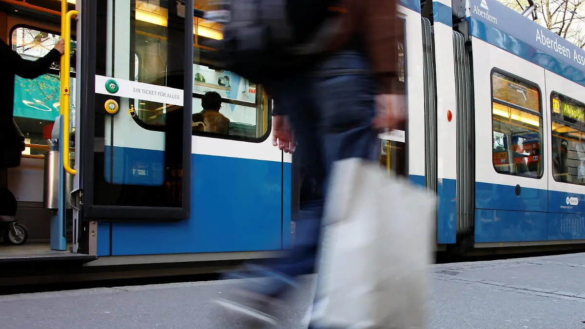 Bildnummer: 55244478 Datum: 05.04.2011 Copyright: imago/Geisser
05.04.2011 Tramverkehr Stadt Zürich Wirtschaft kbdig xmk 2011 quer MENSCHEN LEUTE SCHWEIZ REISENDER TRAM SCHIENENVERKEHR o0 Transport, Logistik, Straße, Verkehr, ÖPNV, Öffentlicher Nahverkehr
Bildnummer 55244478 Date 05 04 2011 Copyright Imago Geisser 05 04 2011 City Zurich Economy Kbdig xmk 2011 horizontal People People Switzerland Traveller Tram Rail transport o0 Transportation Logistics Road Traffic Public transport public Public transport