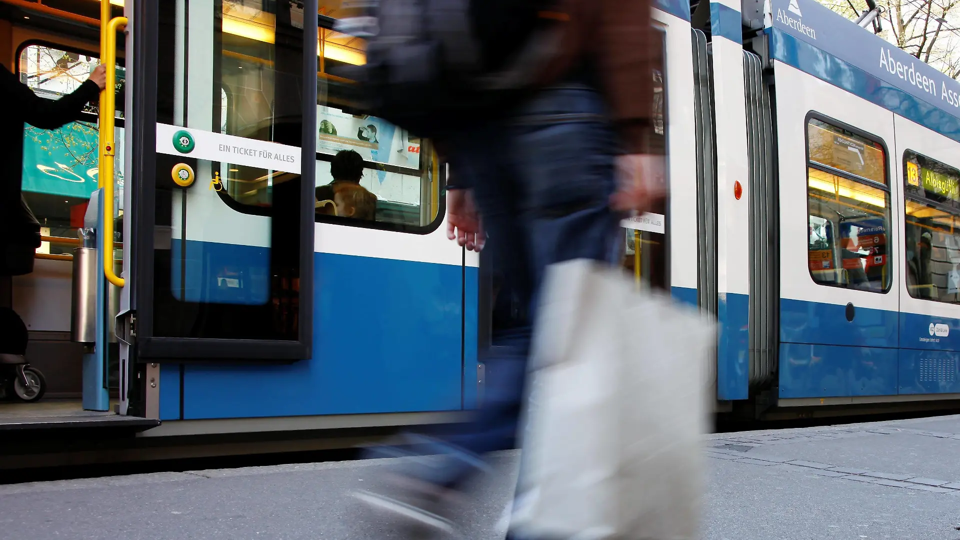 Bildnummer: 55244478 Datum: 05.04.2011 Copyright: imago/Geisser
05.04.2011 Tramverkehr Stadt Zürich Wirtschaft kbdig xmk 2011 quer MENSCHEN LEUTE SCHWEIZ REISENDER TRAM SCHIENENVERKEHR o0 Transport, Logistik, Straße, Verkehr, ÖPNV, Öffentlicher Nahverkehr
Bildnummer 55244478 Date 05 04 2011 Copyright Imago Geisser 05 04 2011 City Zurich Economy Kbdig xmk 2011 horizontal People People Switzerland Traveller Tram Rail transport o0 Transportation Logistics Road Traffic Public transport public Public transport