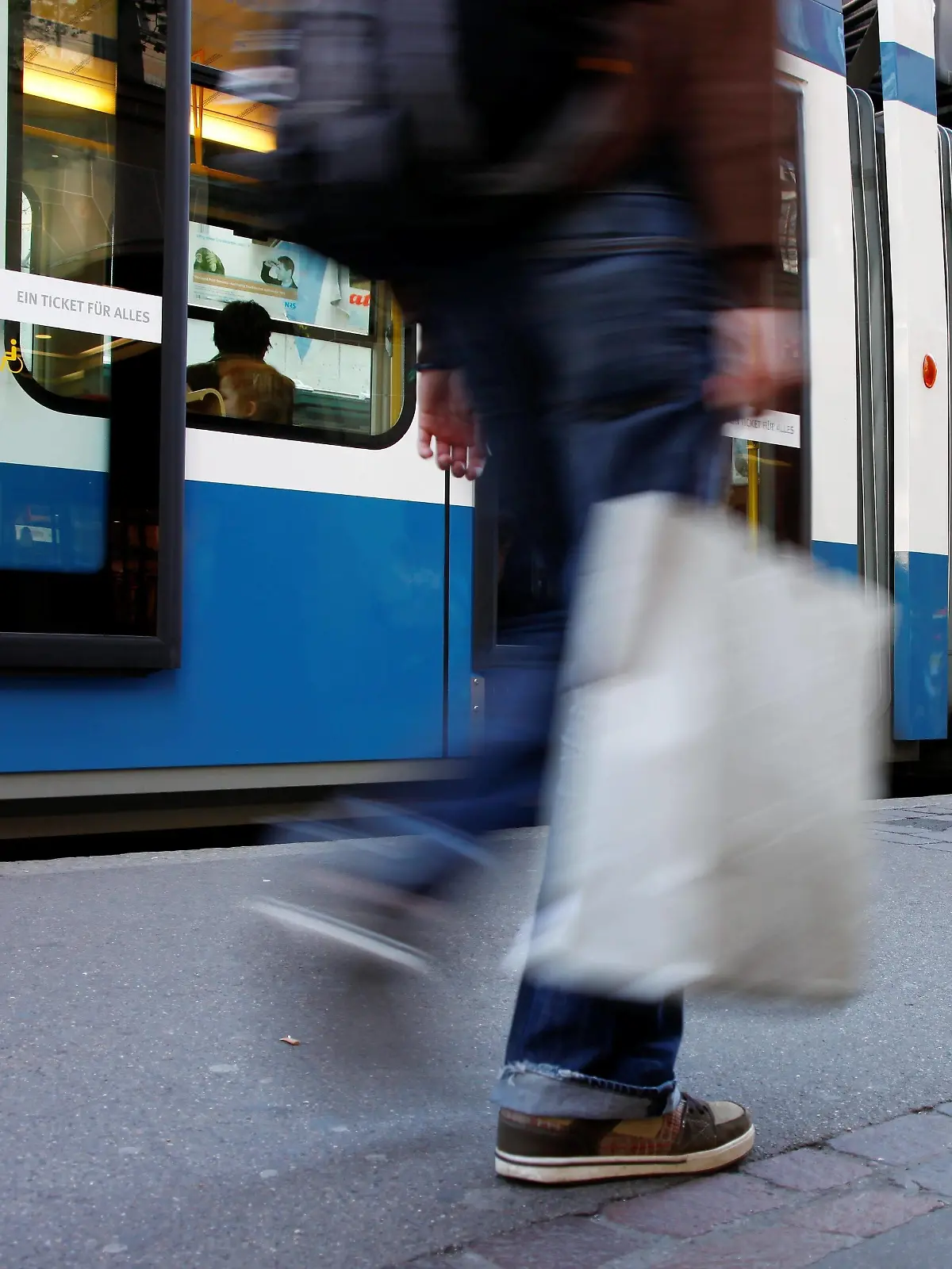Bildnummer: 55244478  Datum: 05.04.2011  Copyright: imago/Geisser
05.04.2011 Tramverkehr Stadt Zürich Wirtschaft kbdig xmk 2011 quer  MENSCHEN LEUTE SCHWEIZ REISENDER   TRAM SCHIENENVERKEHR o0 Transport, Logistik, Straße, Verkehr, ÖPNV, Öffentlicher Nahverkehr

Bildnummer 55244478 Date 05 04 2011 Copyright Imago Geisser 05 04 2011  City Zurich Economy Kbdig xmk 2011 horizontal People People Switzerland Traveller Tram Rail transport o0 Transportation Logistics Road Traffic Public transport public Public transport 