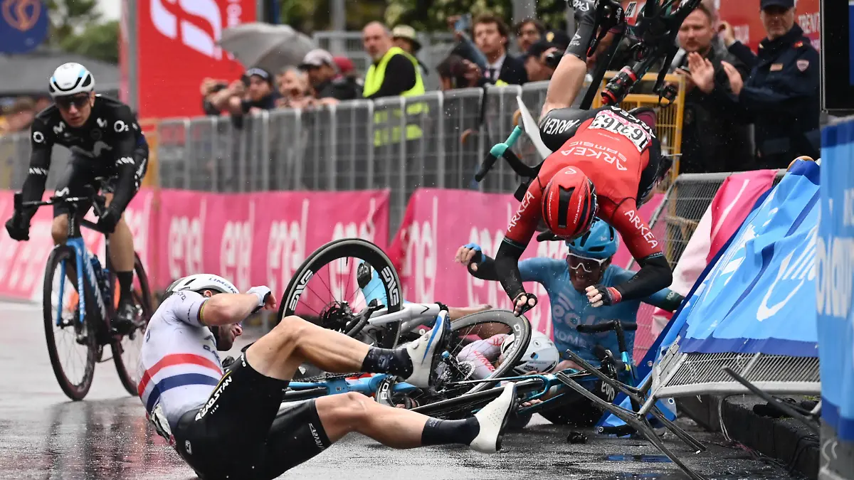 Foto GMassimo Paolone/ LaPresse 10 Maggio 2023 - Salerno , Italia - - Ciclismo - Giro d& x2019Italia 2023 - Edizione 106 - Tappa 5 - Atripalda - Salerno Nella foto: CAVENDISH MarkGBRASTANA QAZAQSTAN TEAM Caduta May 10, 2023 Salerno , Italy - Sport - Cycling - Giro d& x2019Italia 2023 - 106th Edition - Stage 5 - Atripalda - Salerno In the pic: Crash PUBLICATIONxNOTxINxITAxFRAxCHN Copyright: xMassimoxPaolonex/xLaPressex