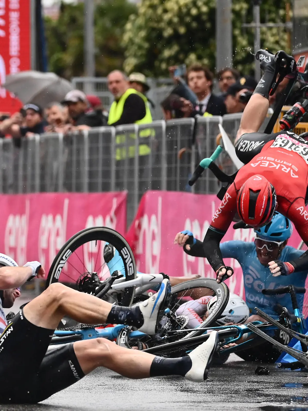 Foto GMassimo Paolone/ LaPresse 10 Maggio 2023 - Salerno , Italia - - Ciclismo - Giro d& x2019Italia 2023 - Edizione 106 - Tappa 5 - Atripalda - Salerno Nella foto: CAVENDISH MarkGBRASTANA QAZAQSTAN TEAM Caduta May 10, 2023 Salerno , Italy - Sport - Cycling - Giro d& x2019Italia 2023 - 106th Edition - Stage 5 - Atripalda - Salerno In the pic: Crash PUBLICATIONxNOTxINxITAxFRAxCHN Copyright: xMassimoxPaolonex/xLaPressex