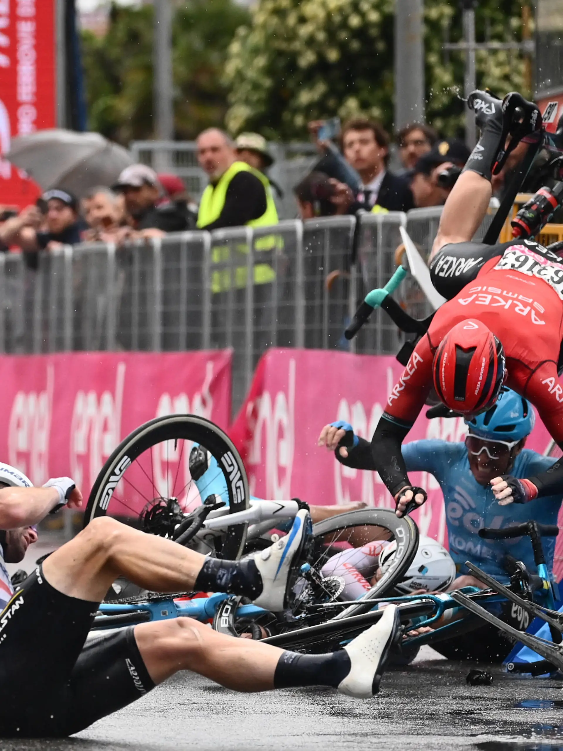 Foto GMassimo Paolone/ LaPresse 10 Maggio 2023 - Salerno , Italia - - Ciclismo - Giro d& x2019Italia 2023 - Edizione 106 - Tappa 5 - Atripalda - Salerno Nella foto: CAVENDISH MarkGBRASTANA QAZAQSTAN TEAM Caduta May 10, 2023 Salerno , Italy - Sport - Cycling - Giro d& x2019Italia 2023 - 106th Edition - Stage 5 - Atripalda - Salerno In the pic: Crash PUBLICATIONxNOTxINxITAxFRAxCHN Copyright: xMassimoxPaolonex/xLaPressex