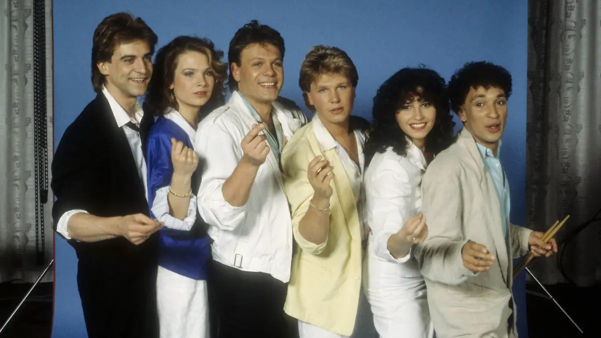 Wind (Gesangsgruppe) 03/85 rag Wind am Rande der nationalen Grand Prix Vorentscheidung Ein Lied für Göteborg am 21.03.1985 im Deutschen Theater München Deutschland deutsch Musik Schlager Gesang Schlagermusik Popgruppe Gesangsgruppe Sänger Sängerinnen Eurovision Song Contest Grand Prix Eurovision de la Chanson ESC Vorausscheidung national Fernsehen TV Studio Kulisse Mann Männer Frau Frauen Alexander Heiler Christiane von Kutzschenbach Willie Jakob Sami Kalifa Petra Scheeser Rainer Hoeglmeier german singer group music quer halb stehend lächelnd posierend gestikulierend
Wind Singing group 03 85 RAG Wind at Edge the National Grand Prix Precedent a Song for Gothenburg at 21 03 1985 in German Theatre Munich Germany German Music Schlager Singing Pop music Pop group Singing group Singer Singers Eurovision Song Contest Grand Prix Eurovision de La Chanson Esc Advance divorce National Television TV Studio Backdrop Man Men Woman Women Alexander Healers Christiane from Willie Jakob Sami Kalifa Petra Rainer German Singer Group Music horizontal half standing smiling posing gesticulating