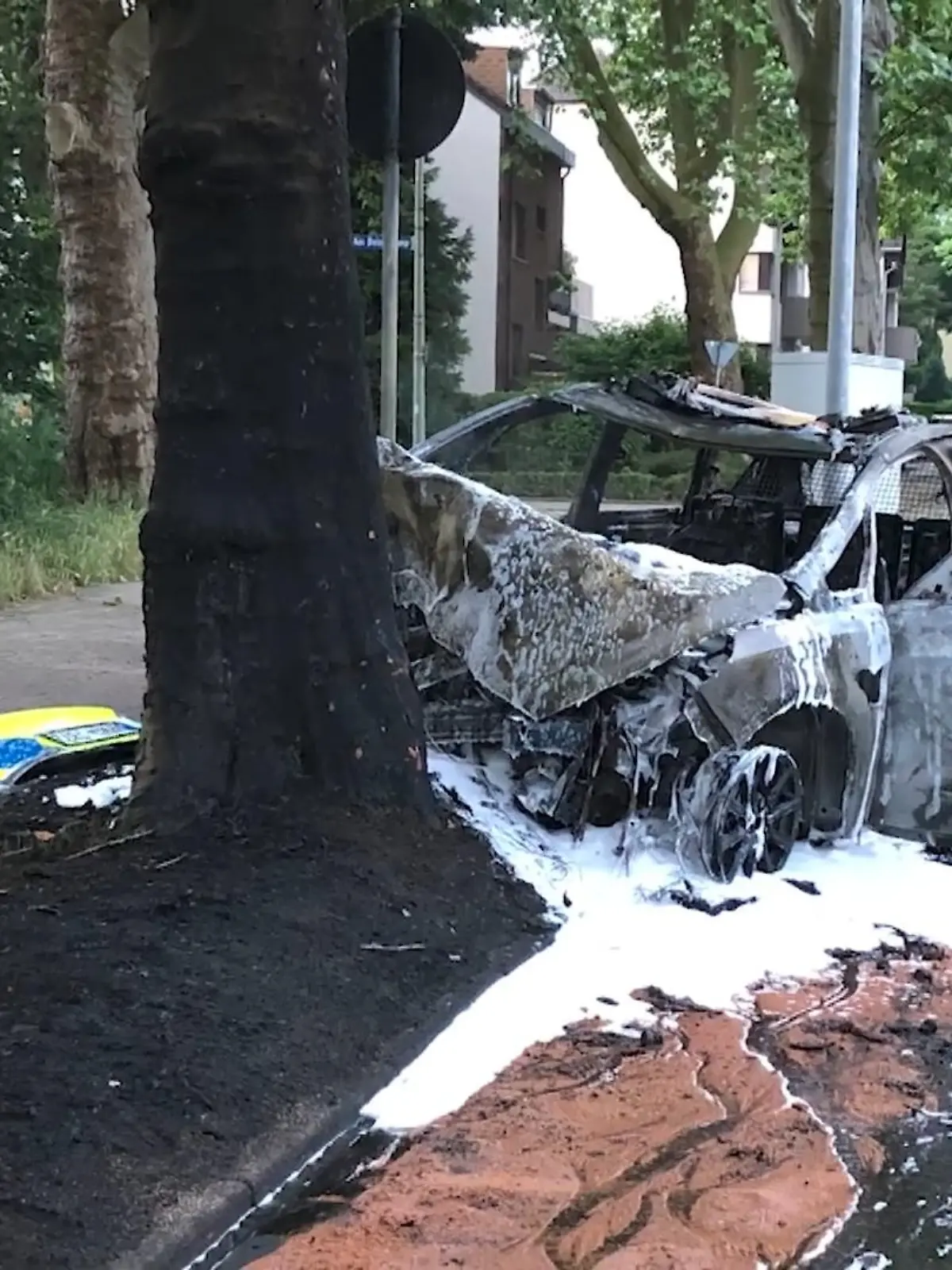 Zwei Polizisten sind nachts in Bochum auf dem Weg zu einem Einsatz. Sie kommen von der Straße ab prallen gegen einen Baum. Der Streifenwagen geht in Flammen auf. Mehrere Schüler und ein Autofahrer reagieren sofort, ziehen die Beamten aus dem Fahrzeug. Und retten einem 30 Jahre alten Polizisten und seiner Kollegin (24) das Leben. Im Video erzählen zwei der Retter, wie sie die Situation erlebt haben.
