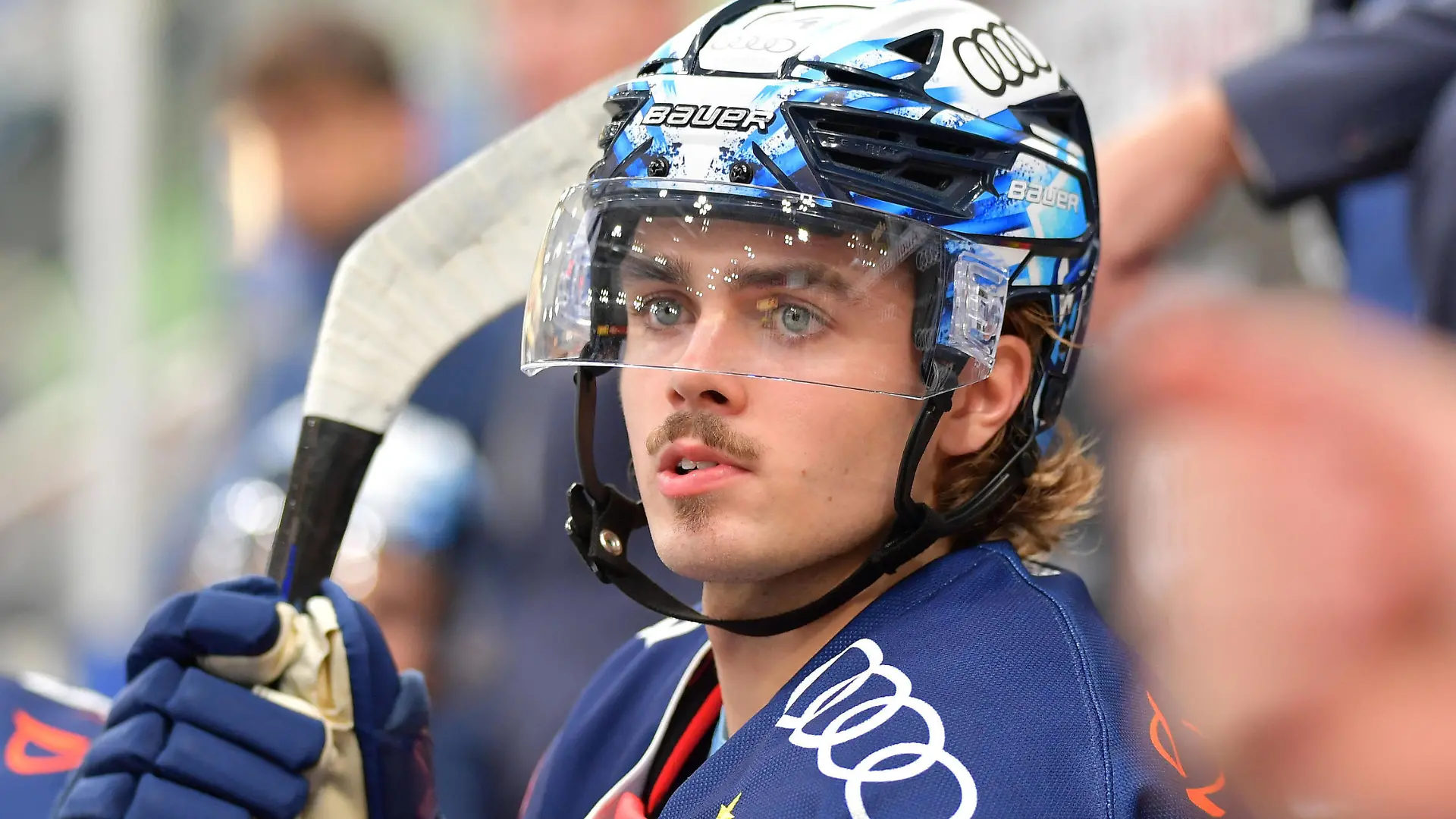 Eishockey, Herren, DEL, Saison 2021-2022, Spieltag 5, ERC Ingolstadt - Düsseldorfer EG, 22.09.2021 Samuel Dube Nr.44 - ERC Ingolstadt bei seinem ersten DEL Spiel auf der Bank Ingolstadt Saturn Arena Bayern Deutschland *** Ice hockey, mens, DEL, 2021 2022 season, matchday 5, ERC Ingolstadt Düsseldorfer EG, 22 09 2021 Samuel Dube No 44 ERC Ingolstadt in his first DEL game on the bench Ingolstadt Saturn Arena Bayern Germany.