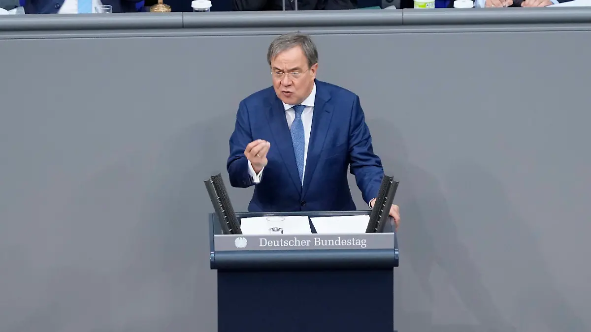 236. Sitzung des Deutschen Bundestag Plenum und Debatte Aktuell, 24.06.2021, Berlin, Armin Laschet der NRW Ministerpraesident und Kanzlerkandidat der CDU kraftvoll und mit starker Handgeste bei seiner Rede nach der Regierungserklaerung zum Europaeischen Rat der Bundeskanzlerin bei der 236. Sitzung des Deutschen Bundestag in Berlin Berlin Berlin Deutschland *** 236 Session of the German Bundestag Plenary and Debate Current, 24 06 2021, Berlin, Armin Laschet the NRW State President and candidate for Chancellor of the CDU powerful and with strong hand gesture during his speech after the government declaration on the European Council of the Chancellor at the 236 Session of the German Bundestag in Berlin Berlin Germany