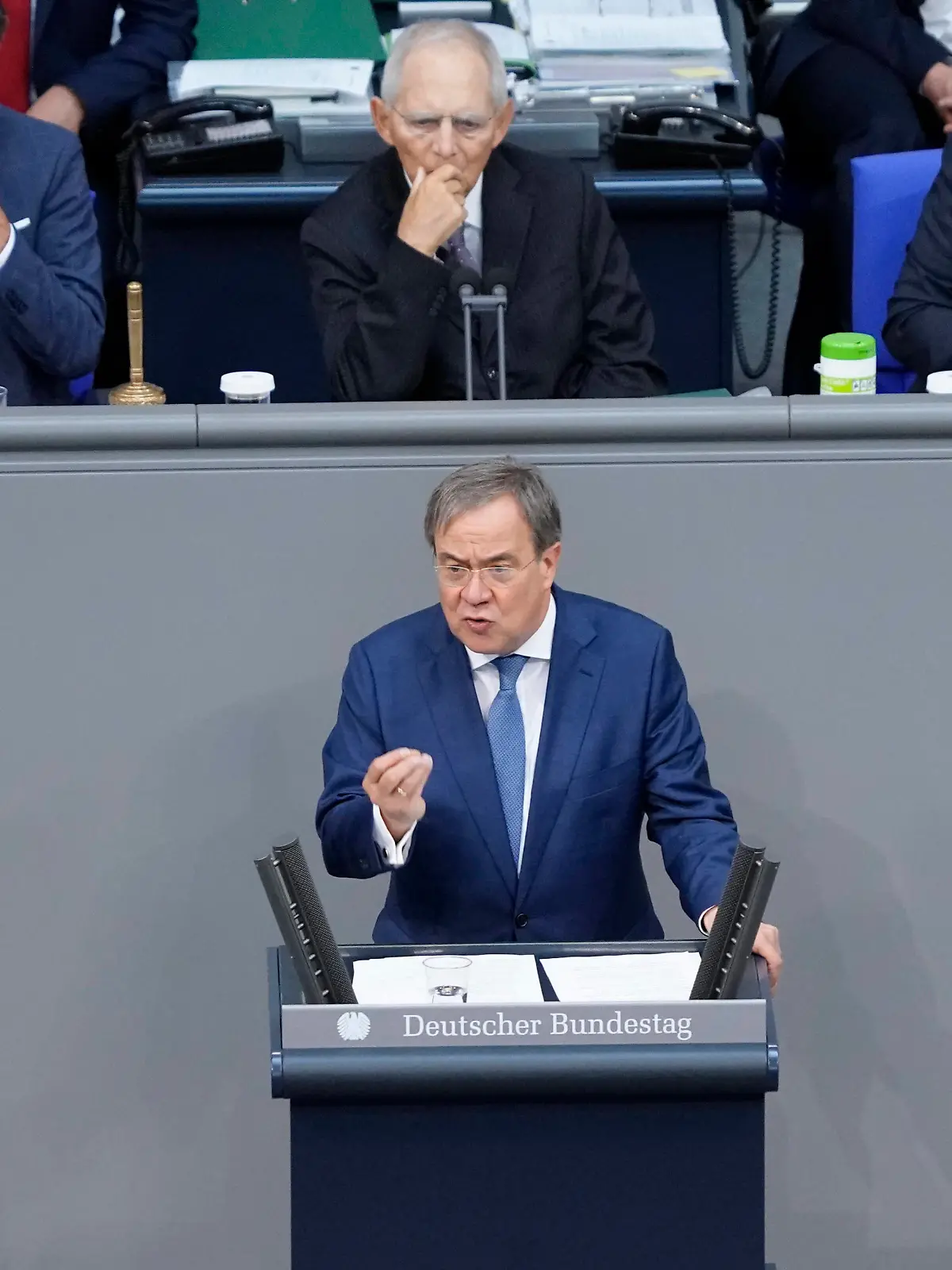 236. Sitzung des Deutschen Bundestag Plenum und Debatte Aktuell, 24.06.2021, Berlin, Armin Laschet der NRW Ministerpraesident und Kanzlerkandidat der CDU kraftvoll und mit starker Handgeste bei seiner Rede nach der Regierungserklaerung zum Europaeischen Rat der Bundeskanzlerin bei der 236. Sitzung des Deutschen Bundestag in Berlin Berlin Berlin Deutschland *** 236 Session of the German Bundestag Plenary and Debate Current, 24 06 2021, Berlin, Armin Laschet the NRW State President and candidate for Chancellor of the CDU powerful and with strong hand gesture during his speech after the government declaration on the European Council of the Chancellor at the 236 Session of the German Bundestag in Berlin Berlin Germany 