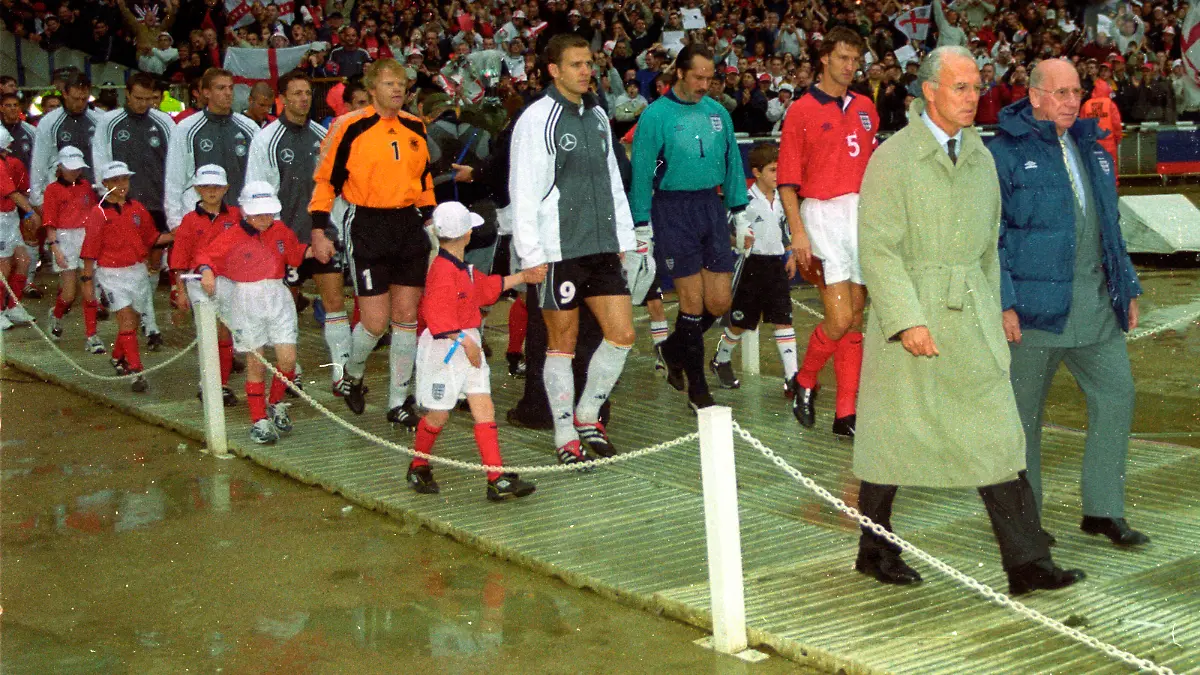 Das letzte Spiel vor dem Neubau des Wembley-Stadions: Angeführt von den Legenden Bobby Charlton und Franz Beckenbauer betreten England und Deutschland den Platz.