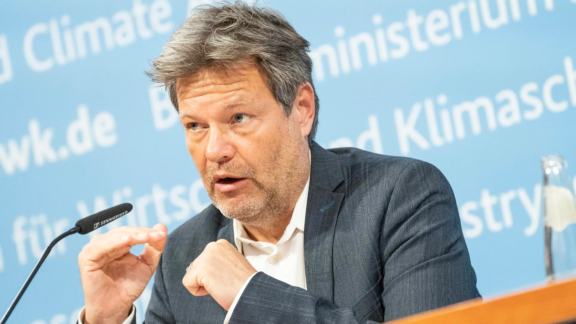 Übergabe OECD-Umweltprüfbericht an Bundesumweltministerin und und OECD-Wirtschaftsbericht an Bundeswirtschaftsminister - Robert Habeck, BundeswirtschaftsministerÜbergabe OECD-Umweltprüfbericht an Bundesumweltministerin und und OECD-Wirtschaftsbericht an Bundeswirtschaftsminister - Robert Habeck, Bundeswirtschaftsminister, Berlin Berlin Deutschland BMWI *** Handover OECD Environmental Review Report to Federal Environment Minister and and OECD Economic Report to Federal Economics Minister Robert Habeck, Federal Economics Minister Handover OECD Environmental Review Report to Federal Environment Minister and and OECD Economic Report to Federal Economics Minister Robert Habeck, Federal Economics Minister, Berlin Berlin Germany BMWI