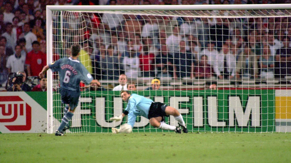 Torwart Andreas Köpke Deutschland hält im Elfmeterschießen gegen Gareth Southgate England - es bleibt beim 5:5