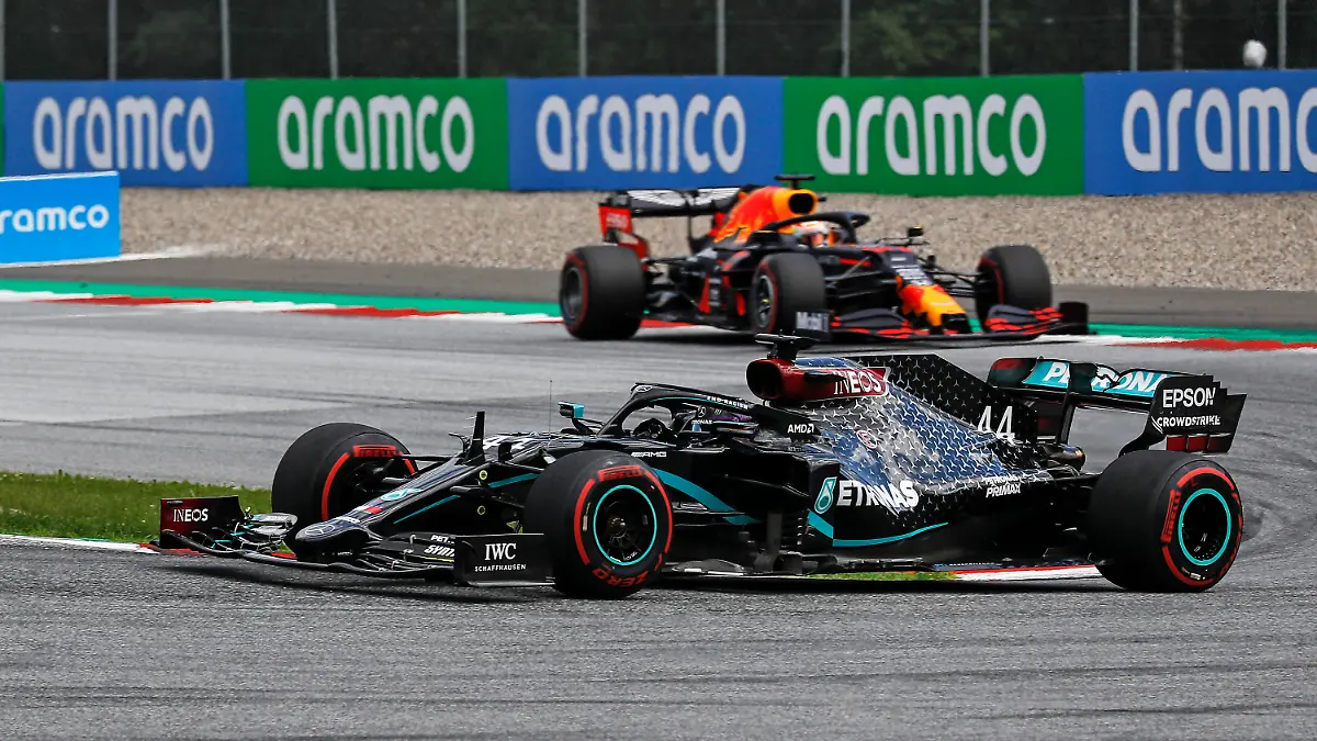 12.07.2020, Österreich, Spielberg: Motorsport: Formel-1-Weltmeisterschaft, Grand Prix der Steiermark, Rennen: Lewis Hamilton aus Großbritannien vom Team Mercedes wird von Max Verstappen aus den Niederlanden vom Team Red Bull Racing verfolgt. Foto: Leonhard Foeger/Pool Reuters/AP/dpa +++ dpa-Bildfunk +++