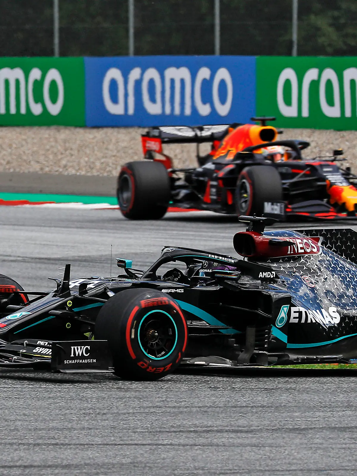 12.07.2020, Österreich, Spielberg: Motorsport: Formel-1-Weltmeisterschaft, Grand Prix der Steiermark, Rennen: Lewis Hamilton aus Großbritannien vom Team Mercedes wird von Max Verstappen aus den Niederlanden vom Team Red Bull Racing verfolgt. Foto: Leonhard Foeger/Pool Reuters/AP/dpa +++ dpa-Bildfunk +++