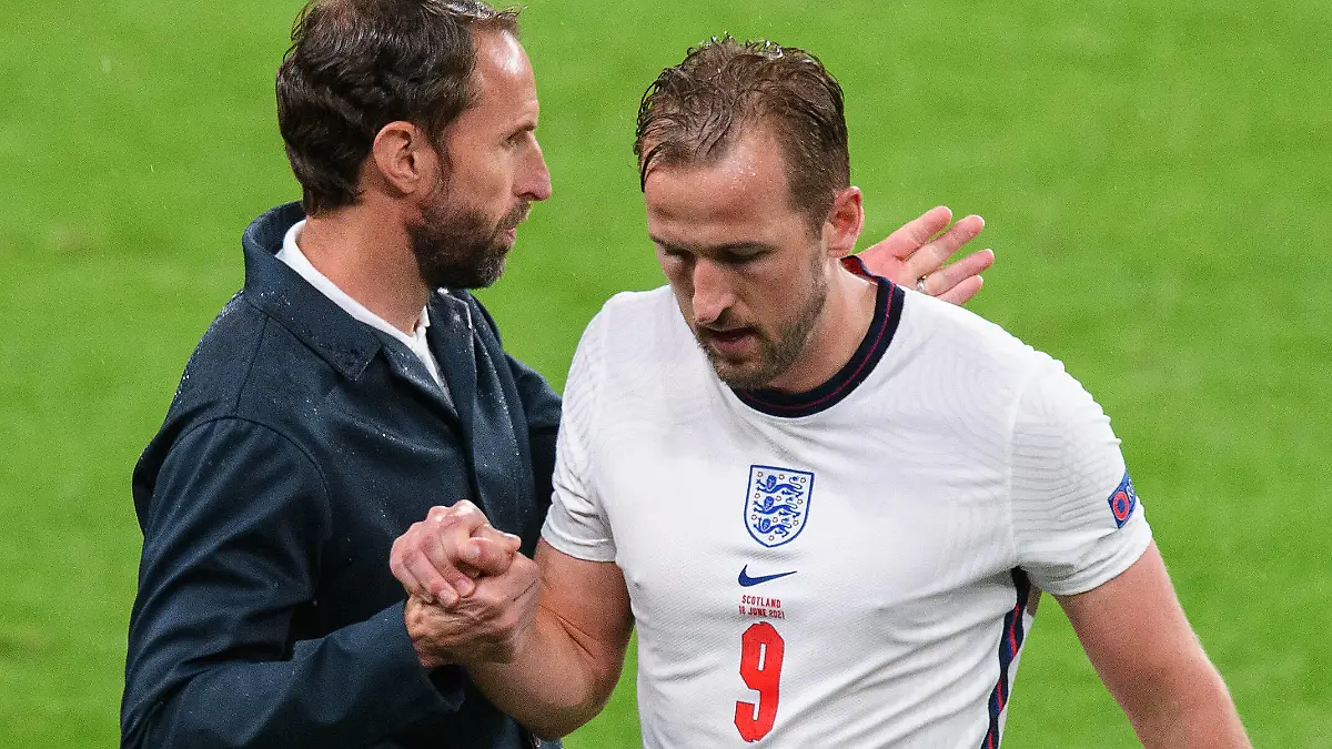 England v Scotland - UEFA EURO, EM, Europameisterschaft,Fussball 2020 - Group D - Wembley Stadium Harry Kane is substituted by Gareth Southgate during England s match against Scotland in the UEFA European Championships 2020 Use subject to restrictions. Editorial use only, no commercial use without prior consent from rights holder. PUBLICATIONxINxGERxSUIxAUTxONLY Copyright: xMarkxPainx 60439156