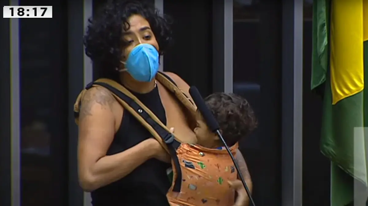 Talíria Petrone hielt emotionale Rede. Und das machte ihr Baby offenbar durstig.