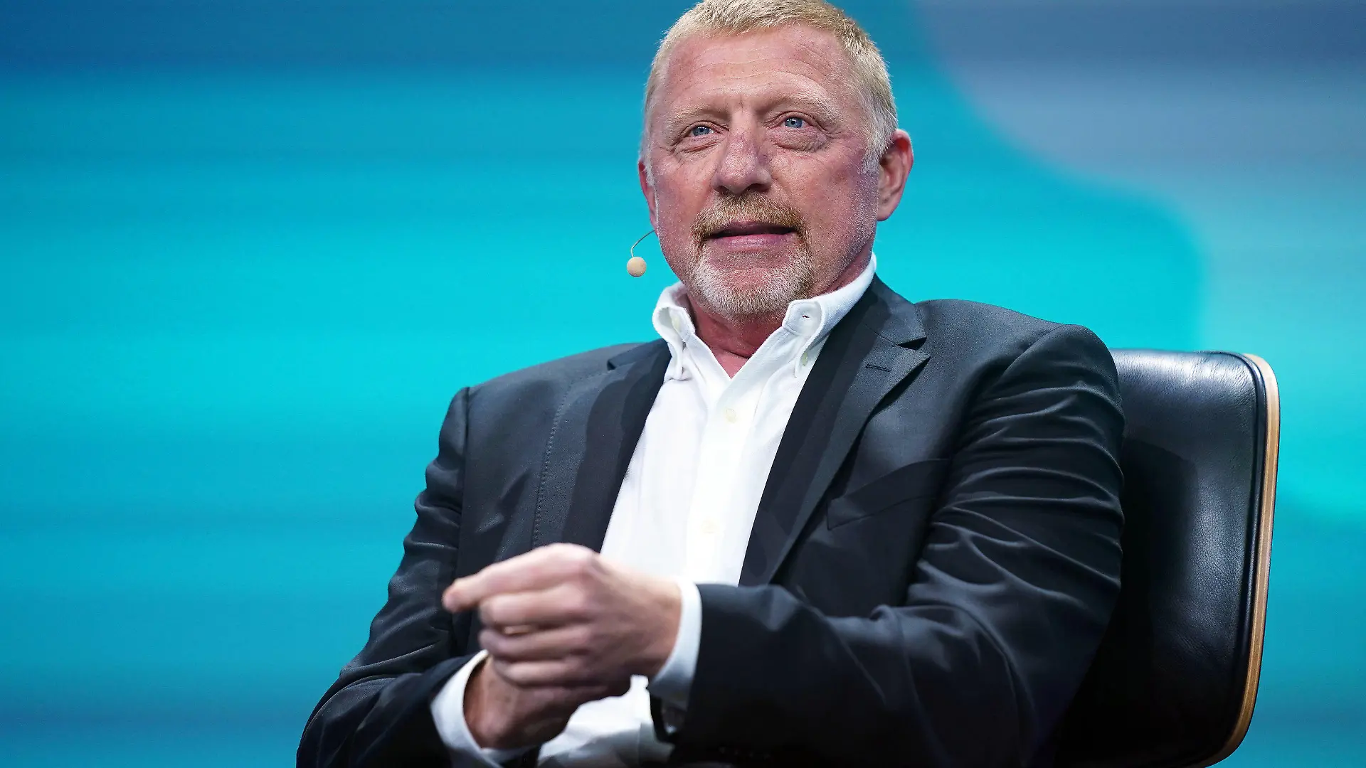 10.05.2023, Hamburg: Boris Becker, ehemaliger Tennis-Spieler, sitzt auf der Bühne der Digital-Messe OMR in den Messehallen. Rund 70.000 Besucher werden zum diesjährigen OMR Festival in Hamburg erwartet. Es ist eine der größten Marketing- und Digitalkonferenzen in Europa. Foto: Marcus Brandt/dpa +++ dpa-Bildfunk +++