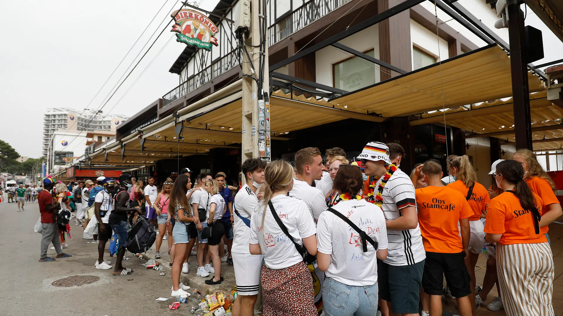 19.06.2021, Spanien, Palma: Fußball: EM, Portugal - Deutschland, Vorrunde, Gruppe F, 2. Spieltag: Fußballfans warten vor dem Lokal "Bierkönig" auf den Spielbeginn Foto: Clara Margais/dpa - ACHTUNG: Nur zur redaktionellen Verwendung im Zusammenhang mit der aktuellen Berichterstattung und nur im vollen Format. +++ dpa-Bildfunk +++