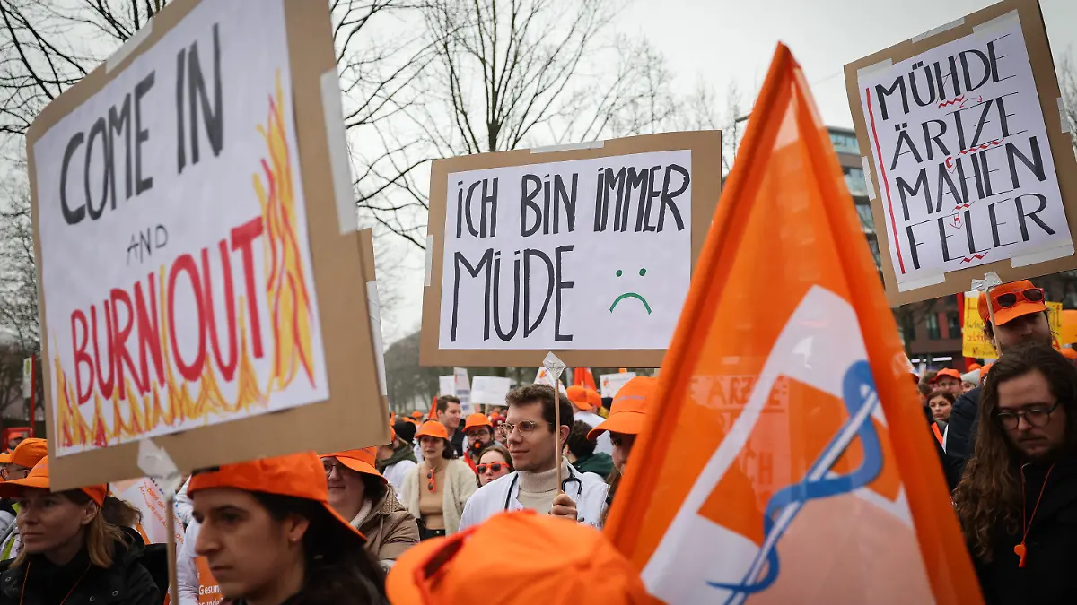 21.03.2023, Hamburg: Teilnehmerinnen und Teilnehmer eines Warnstreiks der Gewerkschaft Marburger Bund nehmen an der Auftaktkundgebung vor der Asklepios Klinik St. Georg teil. Ärztinnen und Ärzte in kommunalen Kliniken haben am Dienstag in mehreren Bundesländern für bessere Bezahlung und Arbeitsbedingungen demonstriert. Aufgerufen zu den Warnstreiks hatte die Gewerkschaft Marburger Bund. Foto: Christian Charisius/dpa +++ dpa-Bildfunk +++
