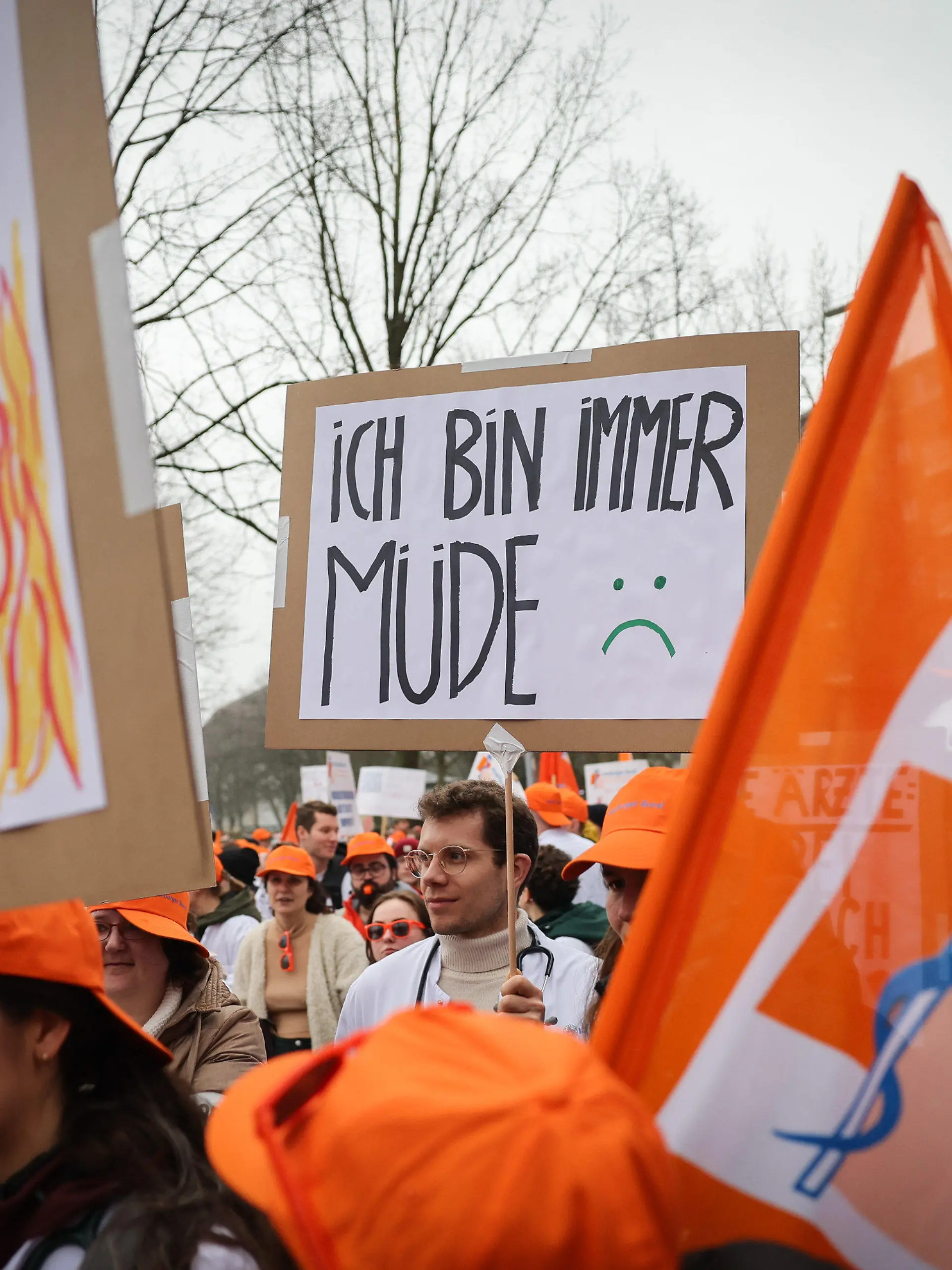 21.03.2023, Hamburg: Teilnehmerinnen und Teilnehmer eines Warnstreiks der Gewerkschaft Marburger Bund nehmen an der Auftaktkundgebung vor der Asklepios Klinik St. Georg teil. Ärztinnen und Ärzte in kommunalen Kliniken haben am Dienstag in mehreren Bundesländern für bessere Bezahlung und Arbeitsbedingungen demonstriert. Aufgerufen zu den Warnstreiks hatte die Gewerkschaft Marburger Bund. Foto: Christian Charisius/dpa +++ dpa-Bildfunk +++