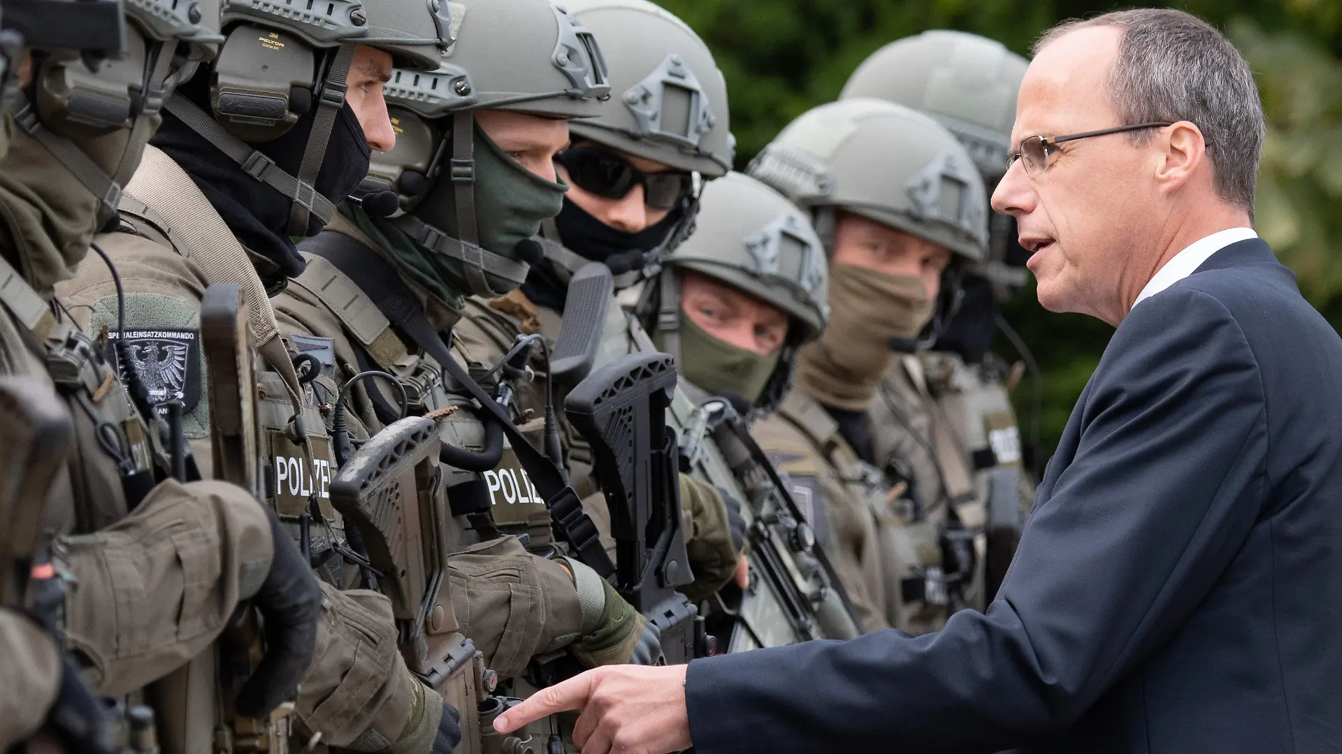 ARCHIV - 08.09.2017, Hessen, Frankfurt/Main: Der hessische Innenminister Peter Beuth (r, CDU) spricht am Rande einer Übung mit Beamten des Spezialeinsatzkommandos (SEK) der Polizei Frankfurt. Die Ermittlungen gegen hessische Polizisten wegen rechtsextremer Chats bringen Beuth in Bedrängnis. Vertreter der Landtagsopposition haben den CDU-Politiker am Donnerstag (17.06.2021) zum Rücktritt aufgefordert. Foto: Boris Roessler/dpa +++ dpa-Bildfunk +++