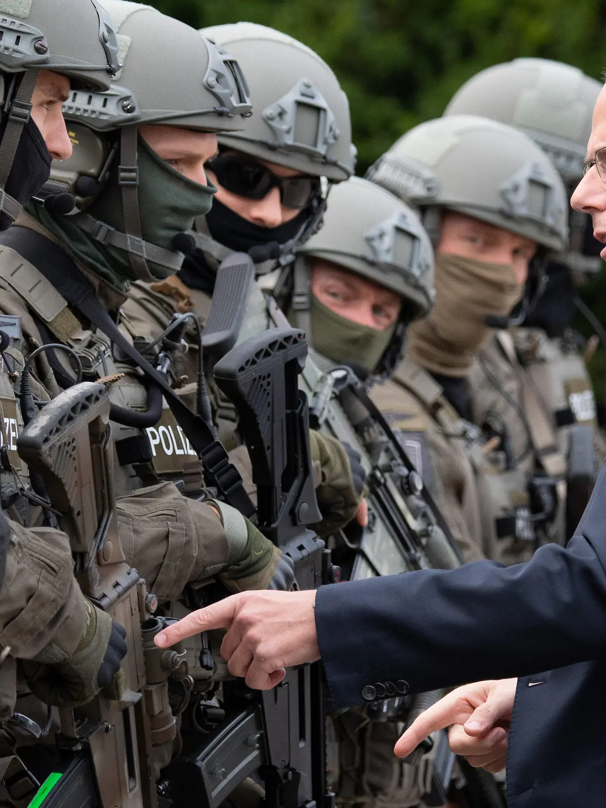 ARCHIV - 08.09.2017, Hessen, Frankfurt/Main: Der hessische Innenminister Peter Beuth (r, CDU) spricht am Rande einer Übung mit Beamten des Spezialeinsatzkommandos (SEK) der Polizei Frankfurt. Die Ermittlungen gegen hessische Polizisten wegen rechtsextremer Chats bringen Beuth in Bedrängnis. Vertreter der Landtagsopposition haben den CDU-Politiker am Donnerstag (17.06.2021) zum Rücktritt aufgefordert. Foto: Boris Roessler/dpa +++ dpa-Bildfunk +++