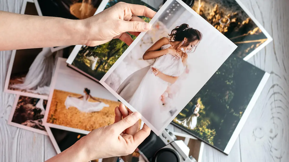 Frau gestaltet Fotobuch