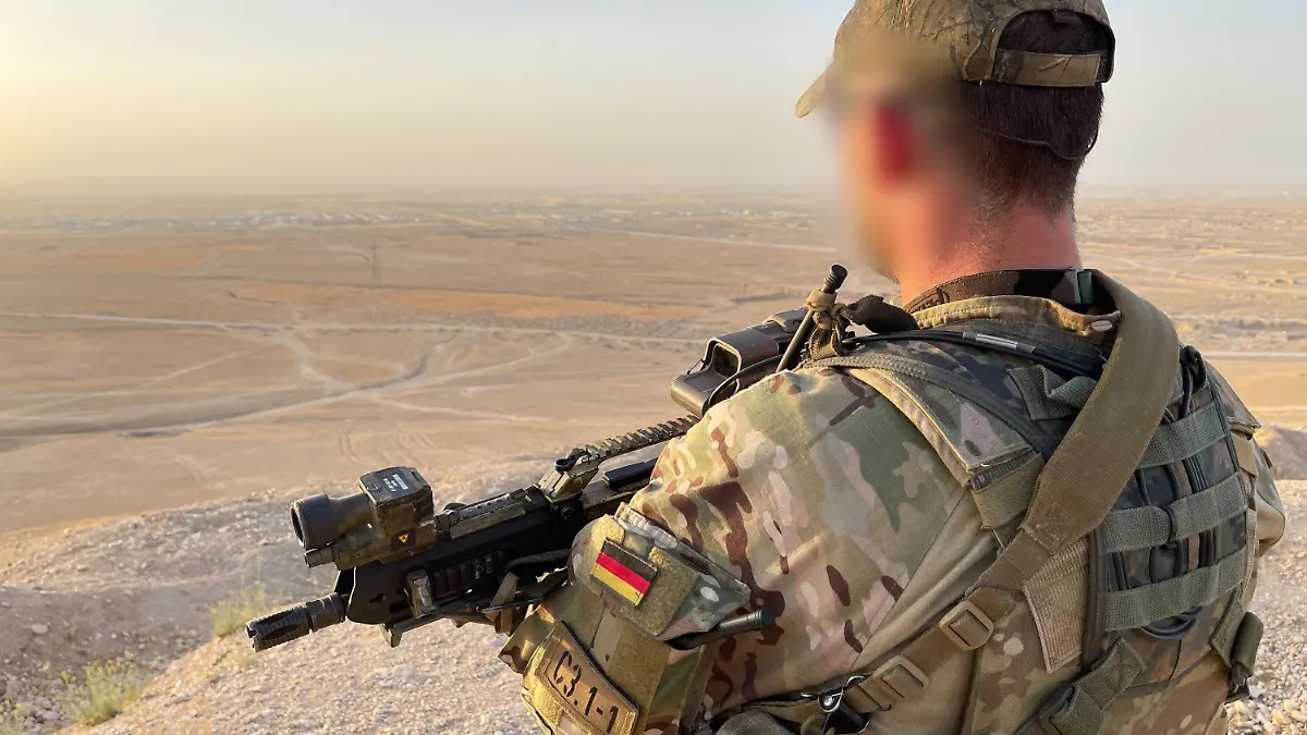 HANDOUT - 07.06.2021, Afghanistan, Masar-i-Scharif: Ein Soldat des Kommando Spezialkräfte (KSK) sichert das Gelände nahe des Camps Marmal im Norden Afghanistans. Die KSK-Beamten sichern den Abzug der Bundeswehr aus Afghanistan. (zu dpa «Abschlussbericht: KSK hat Reformprogramm weitgehend erfüllt») Foto: -/Bundeswehr/dpa - ACHTUNG: Nur zur redaktionellen Verwendung und nur mit vollständiger Nennung des vorstehenden Credits. Person wurde aus rechtlichen Gründen gepixelt +++ dpa-Bildfunk +++