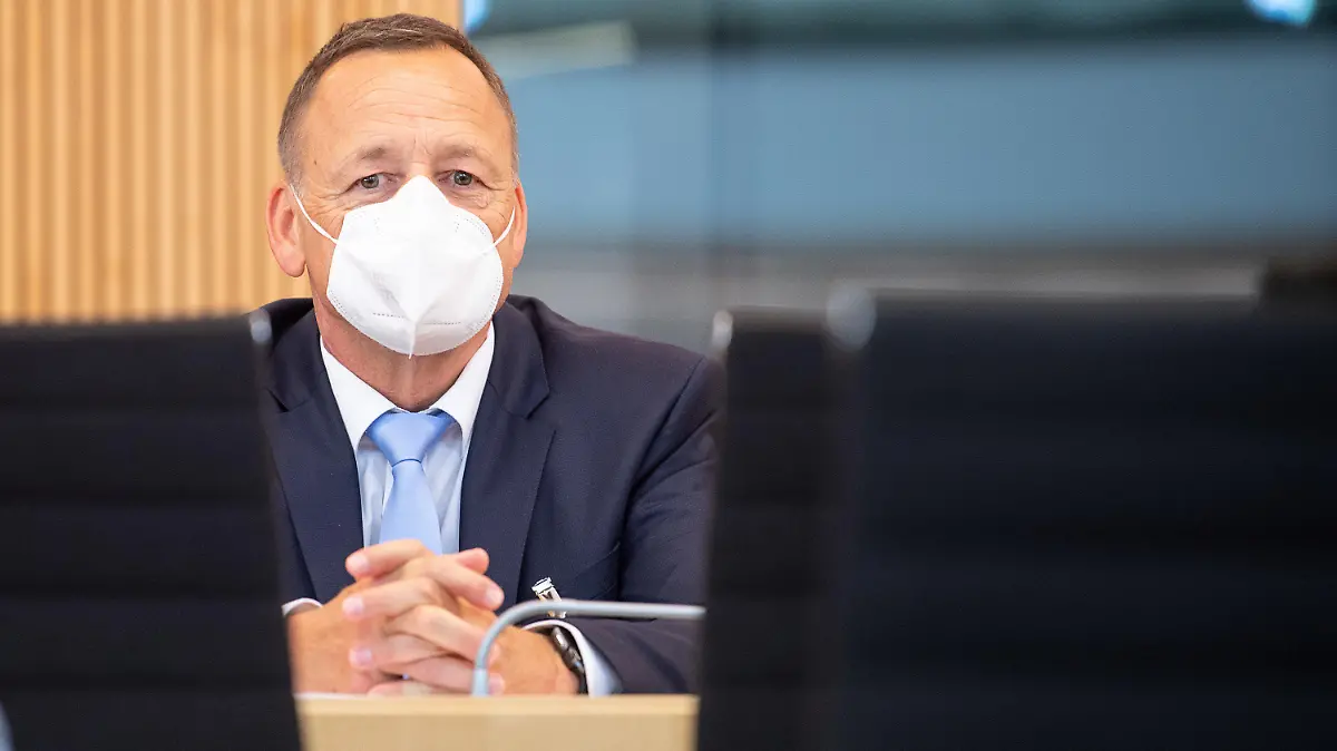 15.06.2021, Hessen, Wiesbaden: Stefan Müller, Präsident des Polizeipräsidiums Westhessen, sitzt vor dem Beginn einer Sondersitzung des Innenausschusses im Landtag von Hessen, wegen der Ermittlungen um rechtsextreme Chatäußerungen von Polizisten, im Plenarsaal. Foto: Sebastian Gollnow/dpa +++ dpa-Bildfunk +++
