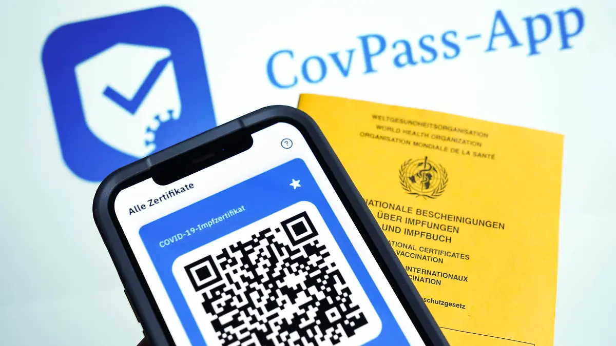 Symbolbild CovPass-App Digitaler Impfnachweis Symbolfoto der CovPass-App des neuen europaweiten Digitalen Impfnachweis der sowohl ueber das Handy per App, als auch in ausgedruckter Form mitgefuehrt werden kann. Die Verifizierung erfolgt ueber den peronalisierten QR Code. Der Impfpass soll europaweit als offiziellen Impfnachweis Gueltigkeit haben Deutschland *** Iconic CovPass App Digital Vaccination Certificate Iconic CovPass App of the new Europe-wide Digital Vaccination Certificate which can be carried on the mobile phone via App as well as in printed form Verification is done via the personalized QR Code The vaccination certificate shall be valid throughout Europe as official vaccination certificate Germany