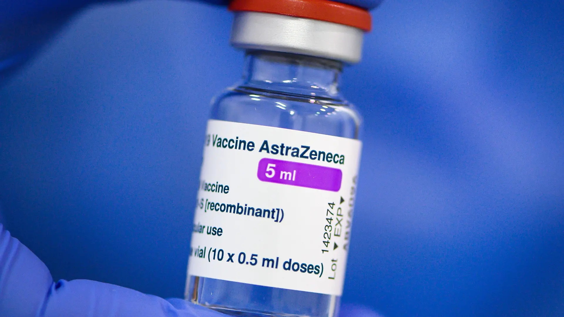 ARCHIV - 20.03.2021, Sachsen, Dresden: Ein Mitarbeiter im Impfzentrum in der Messe Dresden hält ein Fläschchen mit dem Astrazeneca-Wirkstoff gegen Corona in seiner Hand. Im Streit über ausbleibende Impfstofflieferungen hat die EU-Kommission rechtliche Schritte gegen den Hersteller Astrazeneca eingeleitet. Foto: Robert Michael/dpa-Zentralbild/dpa +++ dpa-Bildfunk +++