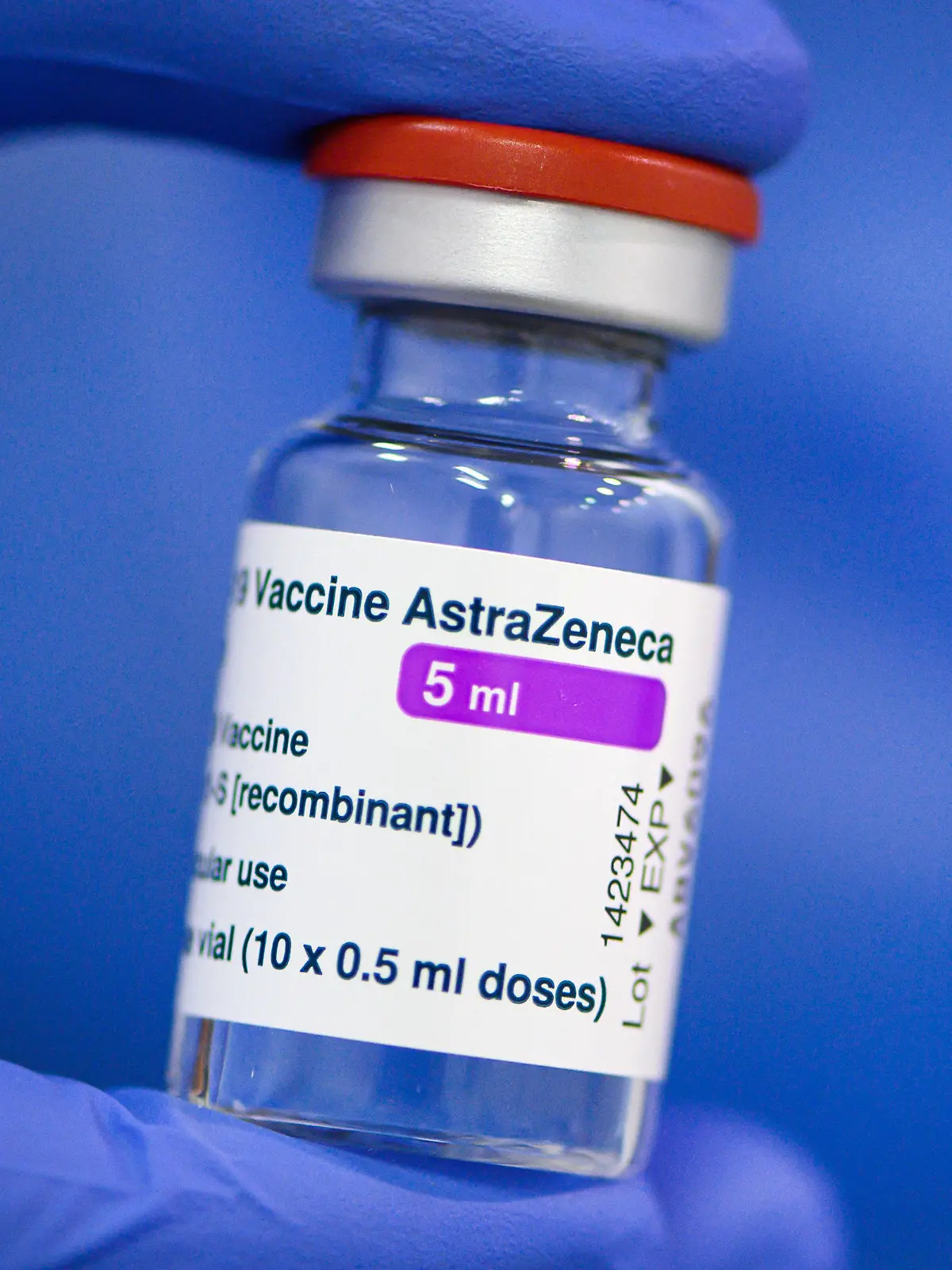 ARCHIV - 20.03.2021, Sachsen, Dresden: Ein Mitarbeiter im Impfzentrum in der Messe Dresden hält ein Fläschchen mit dem Astrazeneca-Wirkstoff gegen Corona in seiner Hand. Im Streit über ausbleibende Impfstofflieferungen hat die EU-Kommission rechtliche Schritte gegen den Hersteller Astrazeneca eingeleitet. Foto: Robert Michael/dpa-Zentralbild/dpa +++ dpa-Bildfunk +++