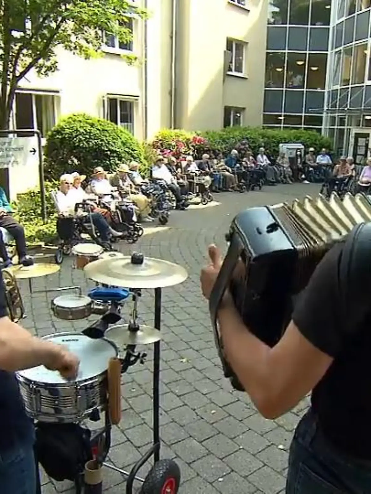 Gerade der lange Lockdown und die Abschottung der Altenheime hat vielen Senioren zugesetzt. Auch Helga Seemann, Altenheimbewohnerin, ist betroffen. Die Hofkonzerte der Stadt Kassel sind da ein Lichtblick, denn mit strengen Hygieneregeln konnten sie während des gesamten Lockdowns stattfinden. Die Seniorenheime zahlen für die Hofkonzerte nur einen kleinen Obulus. Den Hauptanteil der anfallenden Kosten übernimmt die Stadt.