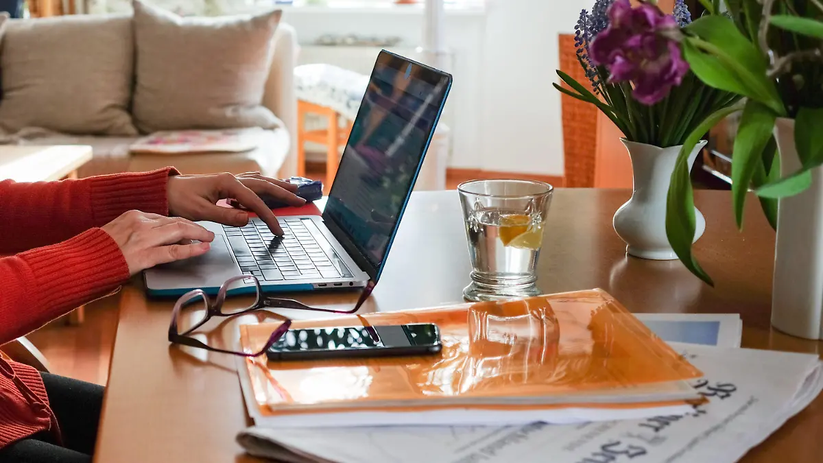 ARCHIV - 15.03.2020, Berlin: ILLUSTRATION - Ein Frau arbeitet in Homeoffice. Die Corona-Zeit hat gezeigt, wie viele Jobs sich auch von zu Hause aus erledigen lassen. Die FDP will die Arbeitnehmer im Homeoffice jetzt steuerlich besser stellen. Foto: Jens Kalaene/dpa-Zentralbild/dpa +++ dpa-Bildfunk +++