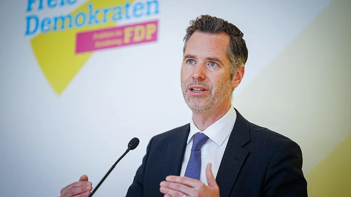 25.04.2023, Berlin: Christian Dürr, Fraktionsvorsitzender der FDP-Bundestagsfraktion, gibt ein Pressestatement zu Beginn der Fraktionssitzung seiner Partei. Thema war die bevorstehende Sitzungswoche des Bundestags. Foto: Kay Nietfeld/dpa +++ dpa-Bildfunk +++