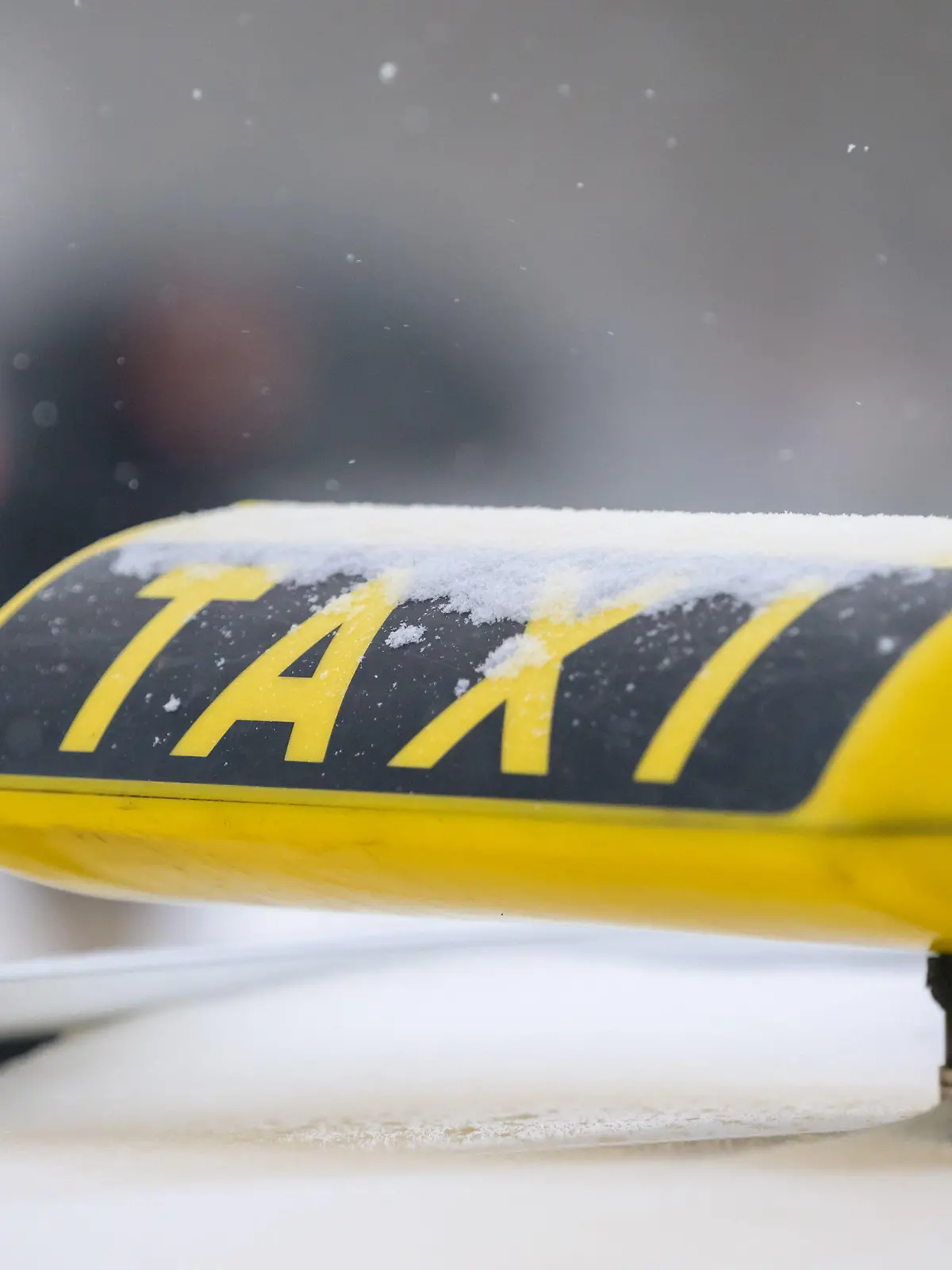 ARCHIV - 08.02.2021, Niedersachsen, Osnabrück: Schneeflocken fallen auf ein Taxi-Schild. Der Weg für eine weitreichende Reform des Taxi- und Fahrdienstmarktes in Deutschland ist frei. (zu dpa «Weg für Reform des Taxi- und Fahrdienstmarktes ist frei») Foto: Jonas Walzberg/dpa +++ dpa-Bildfunk +++
