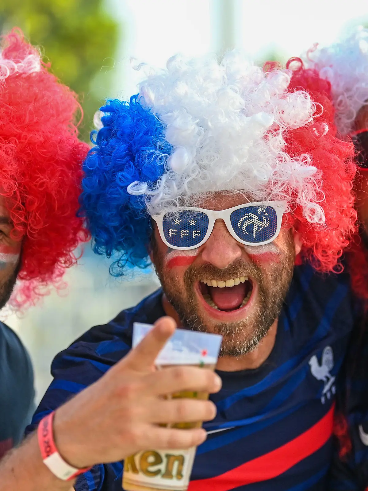 23.06.2021, Ungarn, Budapest: Fußball: EM, Portugal - Frankreich, Vorrunde, Gruppe F, 3. Spieltag in der Puskas-Arena. Französische Fans feiern vor dem Stadion. Foto: Robert Michael/dpa-Zentralbild/dpa +++ dpa-Bildfunk +++