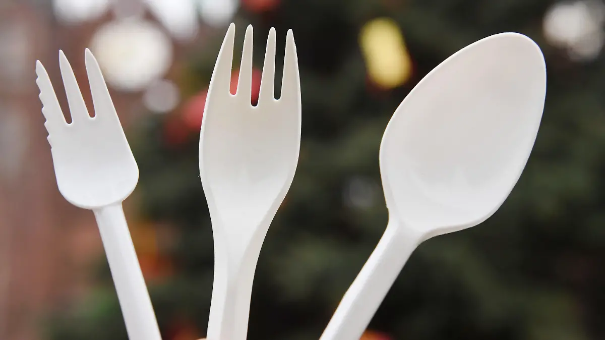 ARCHIV - 23.11.2018, Mecklenburg-Vorpommern, Stralsund: ILLUSTRATION - Einwegbesteck aus Kunststoff ist auf einem Weihnachtsmarkt zu sehen. Plastikgeschirr wird Anfang Juli verboten, doch auch Alternativen wie Bambusgabeln oder Schüsseln aus Pressfasern sind nach einer Untersuchung von Verbraucherschützern teils problematisch. (zu dpa «Verbraucherverband: Alternative zu Plastikbesteck teils problematisch») Foto: Stefan Sauer/dpa +++ dpa-Bildfunk +++