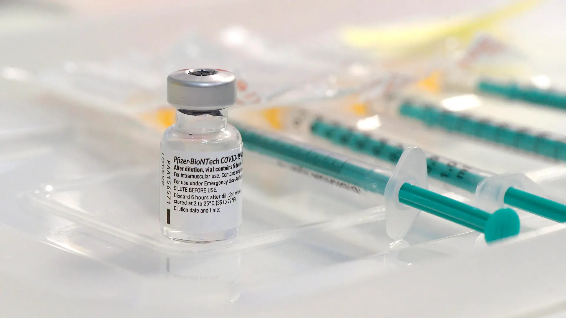 22.01.2021, Erste Impfungen im Unterallgäuer Corona-Impfzentrum in Bad Wörishofen, im ehemaligen Möbelhaus im Gewerbegebiet. Impfstoff von Pfizer-Biontech steht in der Kabine zur verimpfung an die Patienten bereit, in fertig aufgezogenen Einweg-Spritzen. Im Glas das Konzentrat, Firmenname Comirnaty Konzentrat zur Herstellung einer Injektionsdispersion COVID-19-mRNA-Impfstoff 22.01.2021, Betrieb im Impfzentrum Unterallgäu 22.01.2021, Betrieb im Impfzentrum Unterallgäu *** 22 01 2021, First vaccinations in the Unterallgäu Corona vaccination centre in Bad Wörishofen, in the former furniture store in the industrial estate Vaccine from Pfizer Biontech is ready in the cabin for vaccination to the patients, in ready-prepared disposable sy