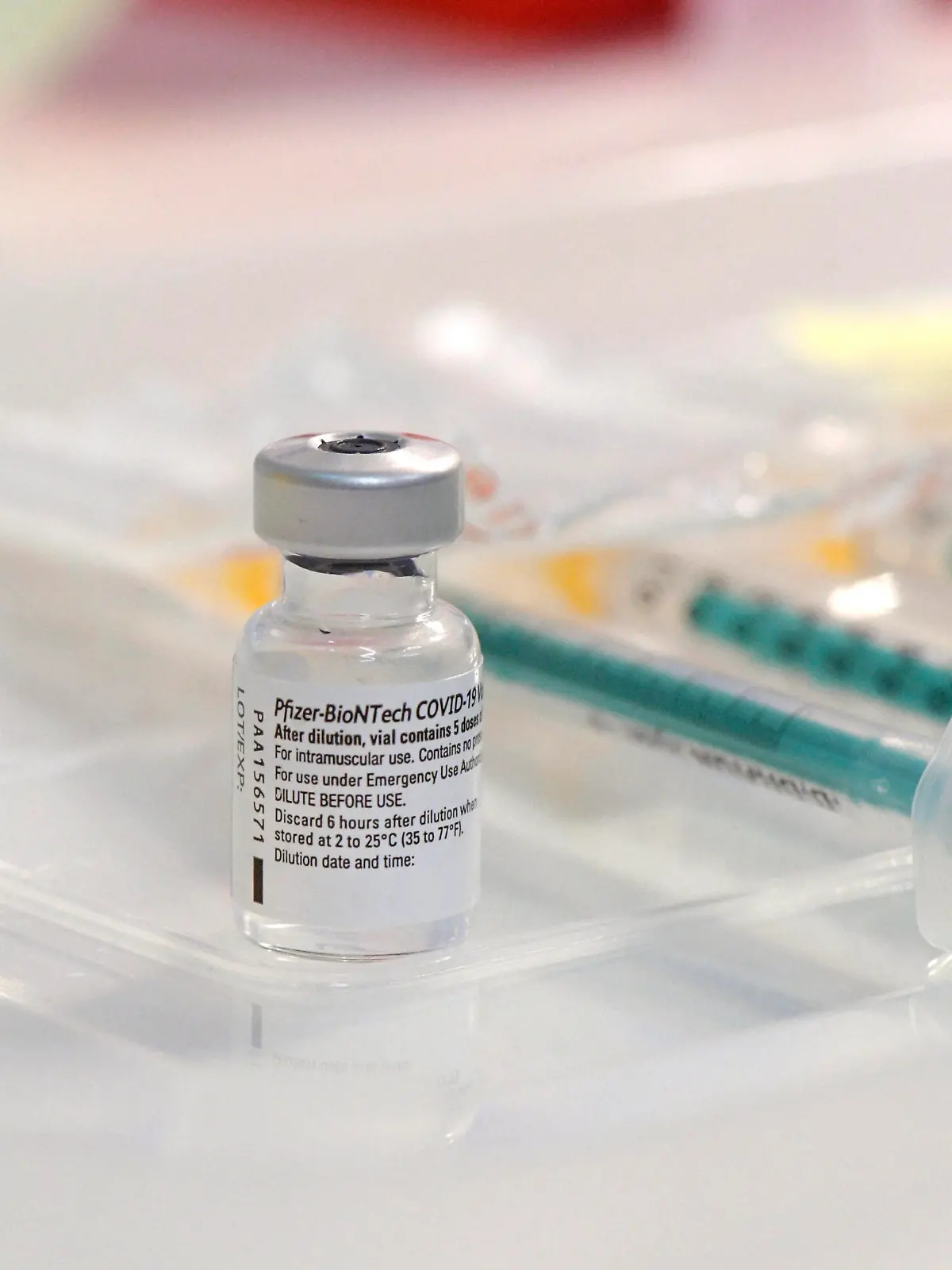 22.01.2021, Erste Impfungen im Unterallgäuer Corona-Impfzentrum in Bad Wörishofen, im ehemaligen Möbelhaus im Gewerbegebiet. Impfstoff von Pfizer-Biontech steht in der Kabine zur verimpfung an die Patienten bereit, in fertig aufgezogenen Einweg-Spritzen. Im Glas das Konzentrat, Firmenname Comirnaty Konzentrat zur Herstellung einer Injektionsdispersion COVID-19-mRNA-Impfstoff 22.01.2021, Betrieb im Impfzentrum Unterallgäu 22.01.2021, Betrieb im Impfzentrum Unterallgäu *** 22 01 2021, First vaccinations in the Unterallgäu Corona vaccination centre in Bad Wörishofen, in the former furniture store in the industrial estate Vaccine from Pfizer Biontech is ready in the cabin for vaccination to the patients, in ready-prepared disposable sy 