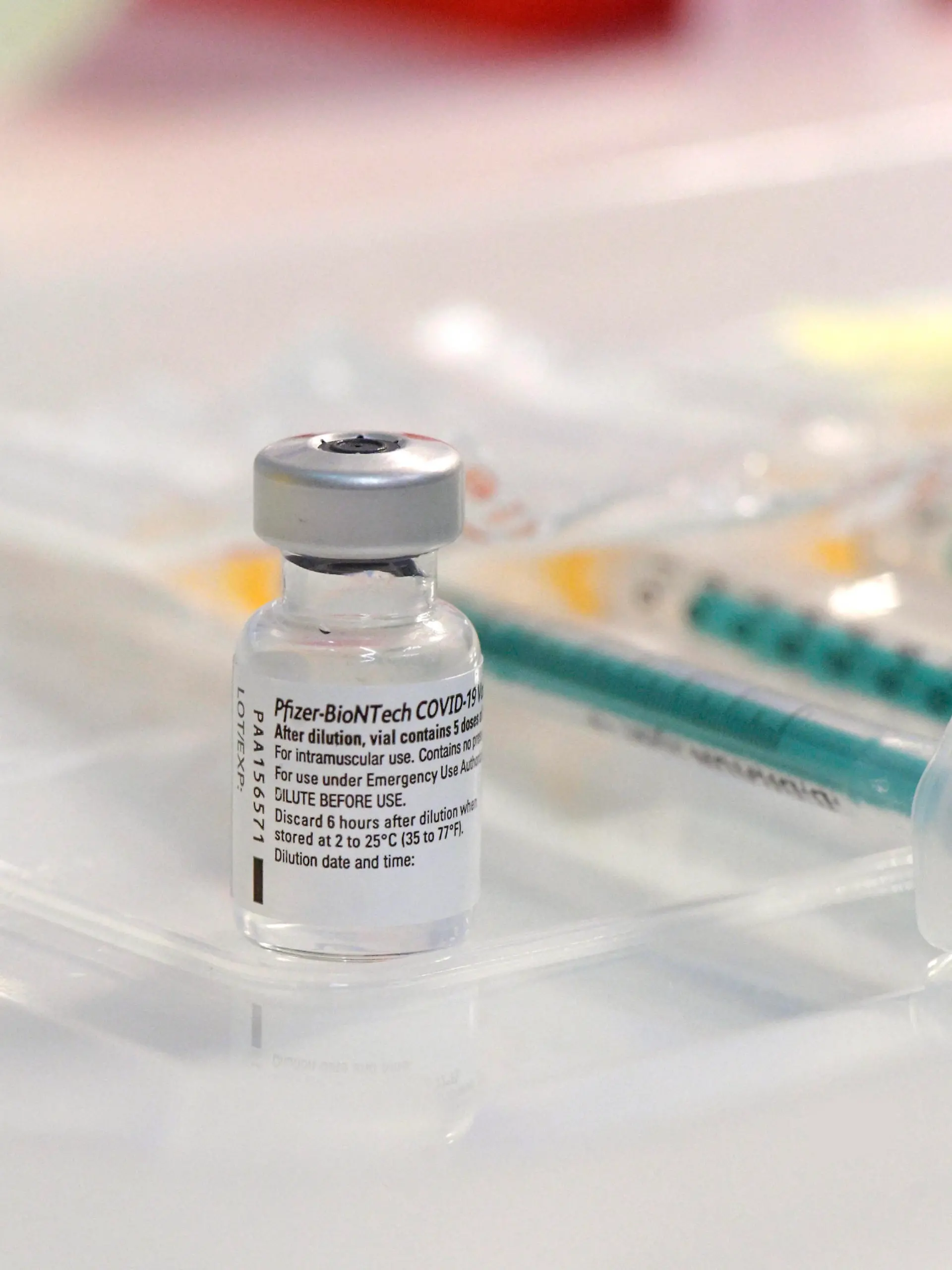 22.01.2021, Erste Impfungen im Unterallgäuer Corona-Impfzentrum in Bad Wörishofen, im ehemaligen Möbelhaus im Gewerbegebiet. Impfstoff von Pfizer-Biontech steht in der Kabine zur verimpfung an die Patienten bereit, in fertig aufgezogenen Einweg-Spritzen. Im Glas das Konzentrat, Firmenname Comirnaty Konzentrat zur Herstellung einer Injektionsdispersion COVID-19-mRNA-Impfstoff 22.01.2021, Betrieb im Impfzentrum Unterallgäu 22.01.2021, Betrieb im Impfzentrum Unterallgäu *** 22 01 2021, First vaccinations in the Unterallgäu Corona vaccination centre in Bad Wörishofen, in the former furniture store in the industrial estate Vaccine from Pfizer Biontech is ready in the cabin for vaccination to the patients, in ready-prepared disposable sy 