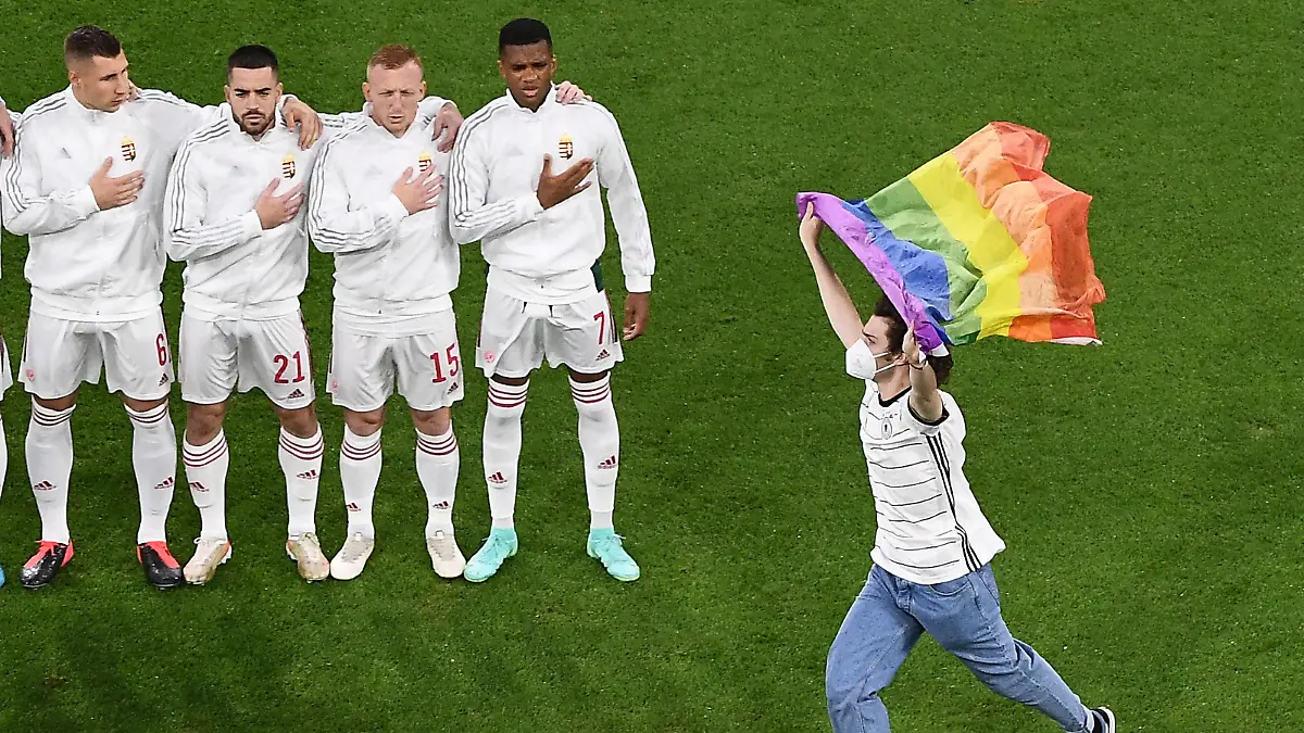  23.06.2021, xjhx, Fussball Europameisterschaft 2020 Gruppe F, Deutschland - Ungarn emspor, v.l. Flitzer auf dem Platz Regenbogenfahnen Aktion Regenbogen LGBTQI Fahnen Fans Zuschauer Willi Orban Ungarn Hungary Endre Botka Ungarn Hungary Laszlo Kleinheisler Ungarn Hungary Loic Nego Ungarn Hungary Muenchen *** 23 06 2021, xjhx, European Football Championship 2020 Group F, Germany Hungary emspor, v l streakers on the pitch rainbow flags action rainbow LGBTQI flags fans spectators Willi Orban Hungary Endre Botka Hungary Laszlo Kleinheisler Hungary Hungary Loic Nego Hungary Hungary Muenchen