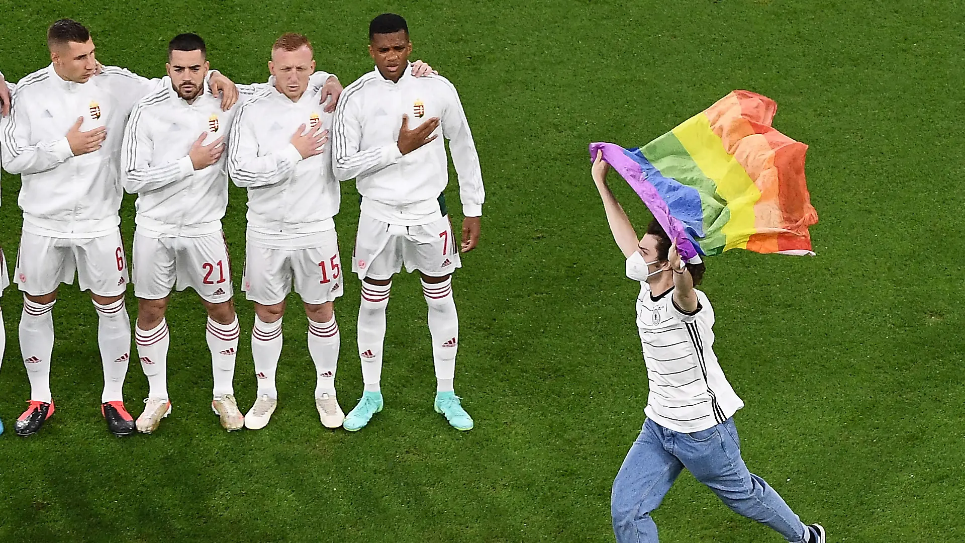 23.06.2021, xjhx, Fussball Europameisterschaft 2020 Gruppe F, Deutschland - Ungarn emspor, v.l. Flitzer auf dem Platz Regenbogenfahnen Aktion Regenbogen LGBTQI Fahnen Fans Zuschauer Willi Orban Ungarn Hungary Endre Botka Ungarn Hungary Laszlo Kleinheisler Ungarn Hungary Loic Nego Ungarn Hungary Muenchen *** 23 06 2021, xjhx, European Football Championship 2020 Group F, Germany Hungary emspor, v l streakers on the pitch rainbow flags action rainbow LGBTQI flags fans spectators Willi Orban Hungary Endre Botka Hungary Laszlo Kleinheisler Hungary Hungary Loic Nego Hungary Hungary Muenchen