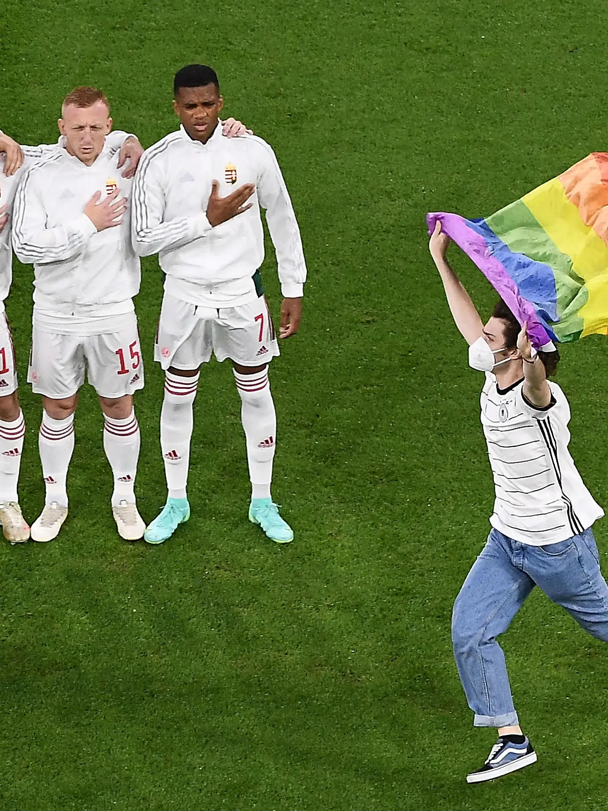  23.06.2021, xjhx, Fussball Europameisterschaft 2020 Gruppe F, Deutschland - Ungarn emspor, v.l. Flitzer auf dem Platz Regenbogenfahnen Aktion Regenbogen LGBTQI Fahnen Fans Zuschauer Willi Orban Ungarn Hungary Endre Botka Ungarn Hungary Laszlo Kleinheisler Ungarn Hungary Loic Nego Ungarn Hungary Muenchen *** 23 06 2021, xjhx, European Football Championship 2020 Group F, Germany Hungary emspor, v l streakers on the pitch rainbow flags action rainbow LGBTQI flags fans spectators Willi Orban Hungary Endre Botka Hungary Laszlo Kleinheisler Hungary Hungary Loic Nego Hungary Hungary Muenchen