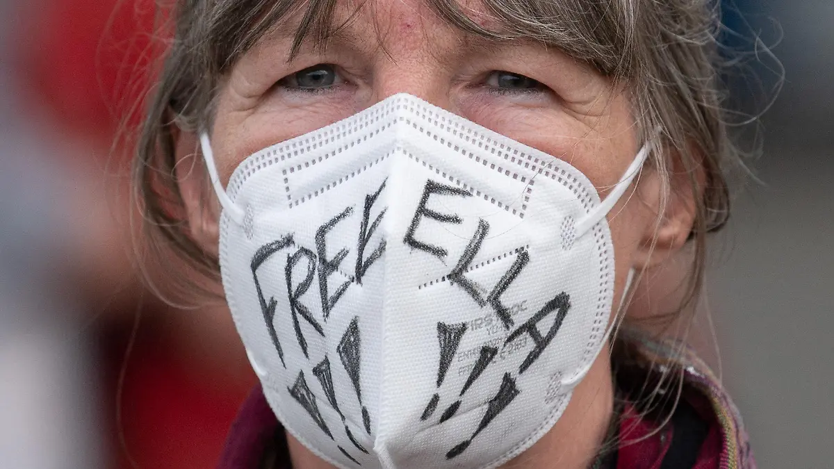 23.06.2021, Hessen, Frankfurt/Main: "Free Ella" steht auf der Maske einer Frau, die sich in Frankfurt an einem Umzug gegen die Haftstrafe für eine Aktivistin aus dem Dannenröder Forst beteiligt. Ein Gericht hatte die junge Frau, die sich weigert ihre Identität preiszugeben zu einer Freiheitsstrafe von mehr als zwei Jahren verurteilt. Die Aktivisten nennen die Frau "Ella". Foto: Boris Roessler/dpa +++ dpa-Bildfunk +++