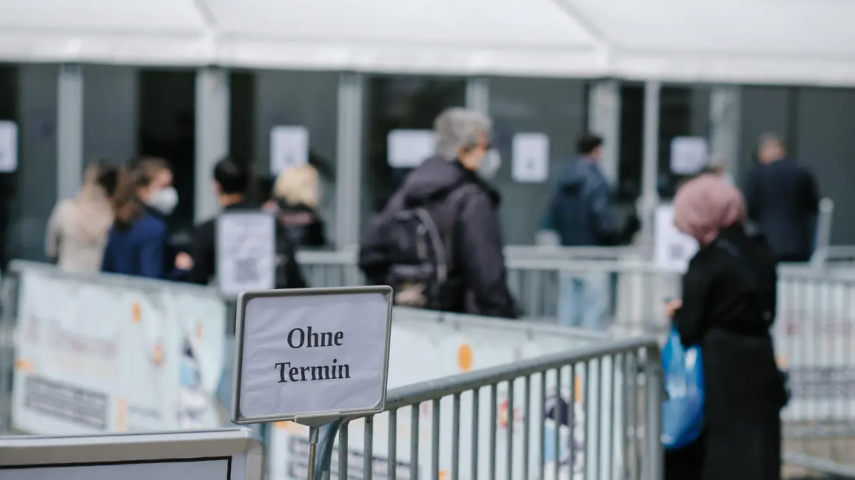 ARCHIV - 20.05.2021, Niedersachsen, Hannover: ·Ohne Termin· steht auf einem Schild vor einem Corona-Testzentrum in der Innenstadt. Der niedersächsische Landkreistag stellt an diesem Freitag (18.06.2021) Vorschläge für ein verbessertes Management bei künftigen Krisen in Niedersachsen vor. (zu dpa "Landkreise machen Vorschläge zu künftigem Krisenmanagement") Foto: Ole Spata/dpa +++ dpa-Bildfunk +++